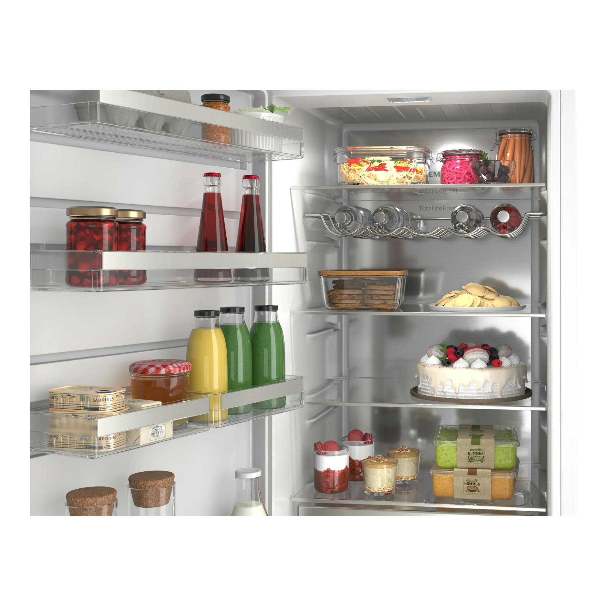 Interior de frigorífico Siemens KS36NVWCG blanco, vista frontal abierta, con estantes y recipientes de alimentos.