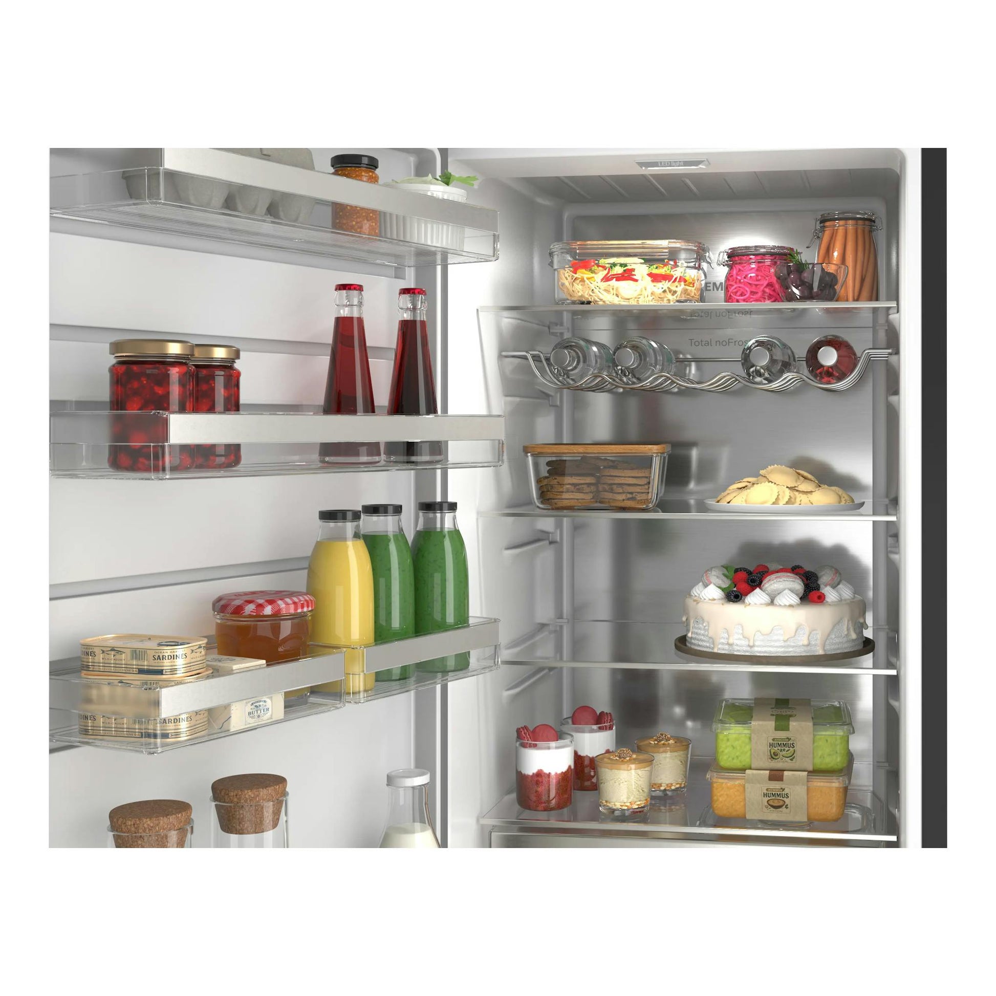 Interior de frigorífico Siemens KS36NVXCG abierto, con estantes de cristal y alimentos variados en vista frontal.