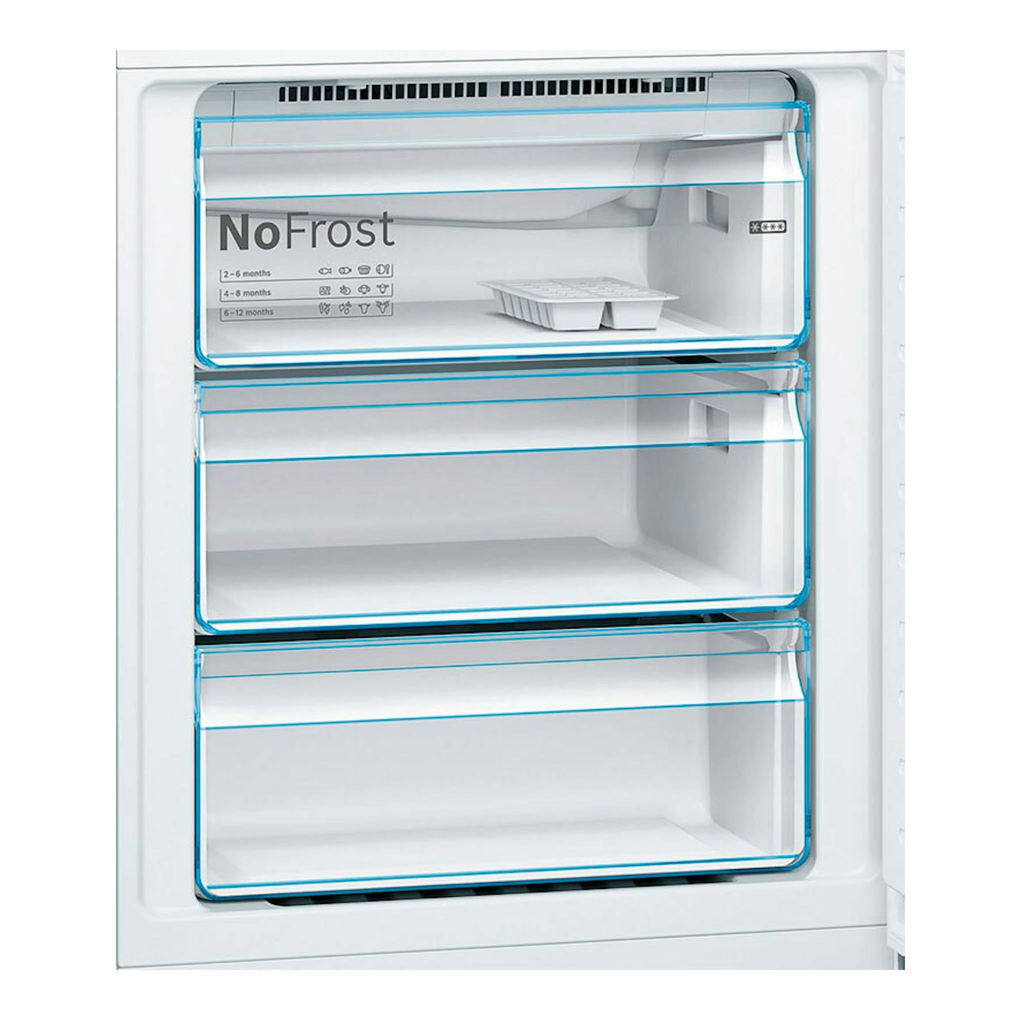 Interior del congelador Bosch KGN493WDA blanco, con tres cajones transparentes y tecnología NoFrost.