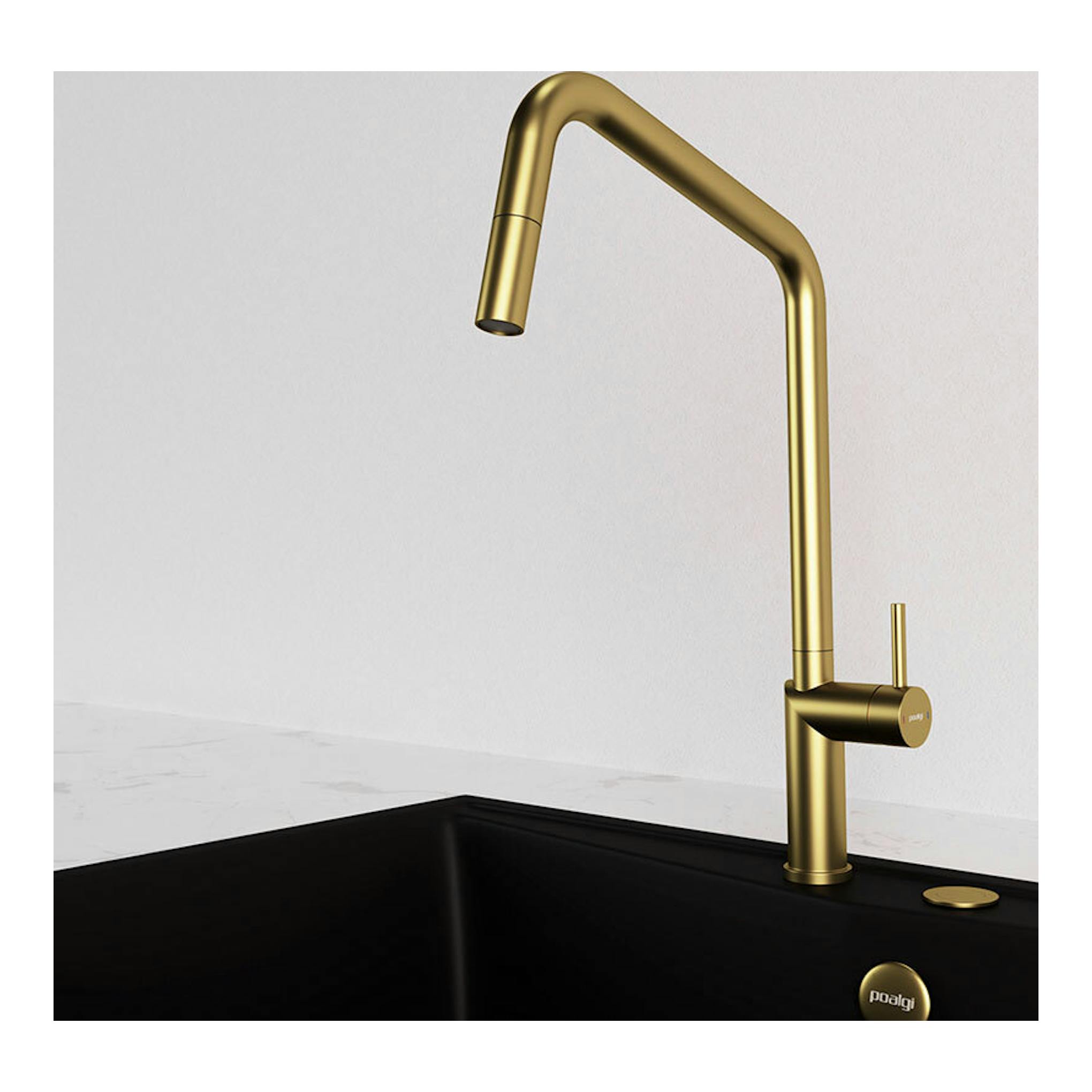Grifo Poalgi C1ORO dorado sobre fregadero negro, vista frontal en ángulo.