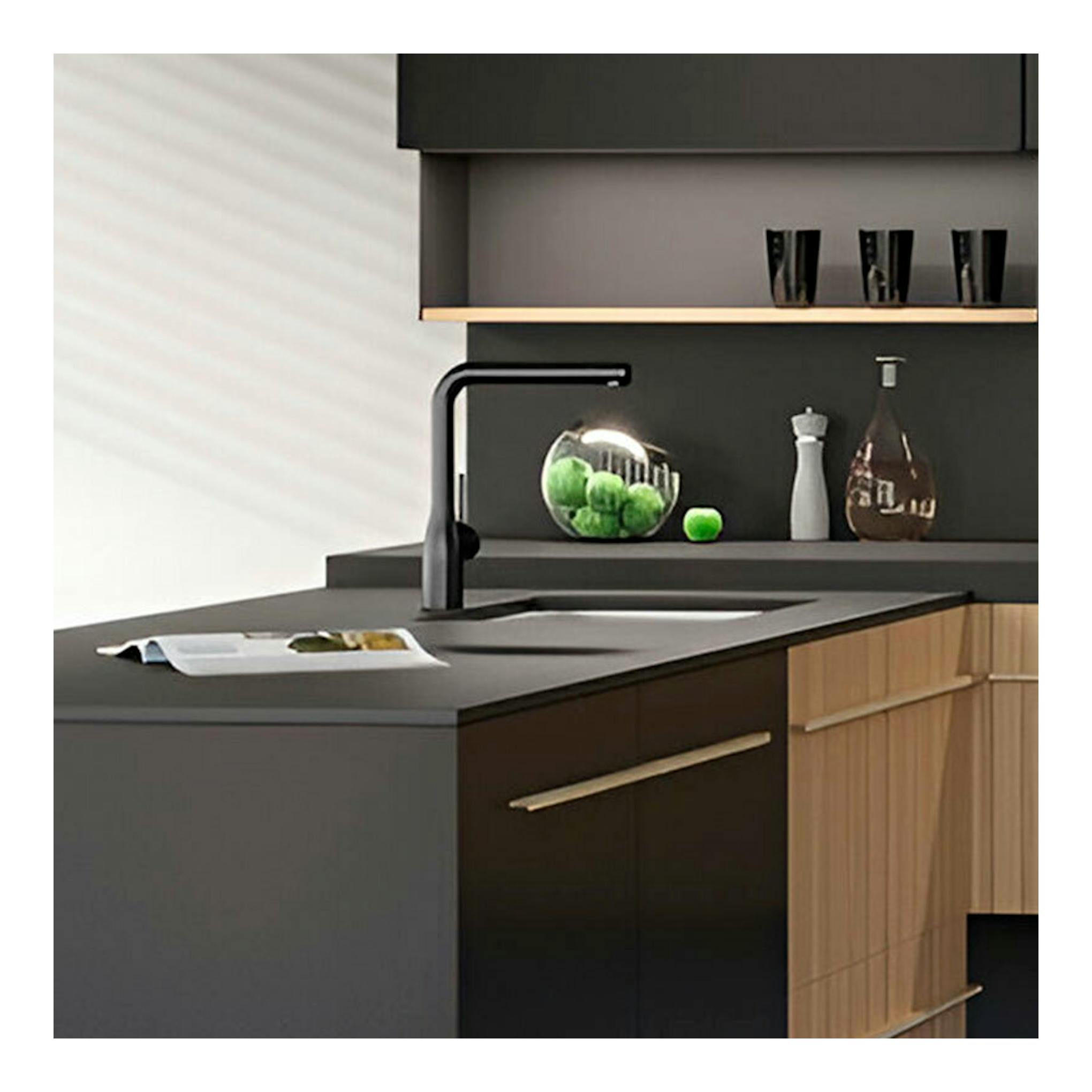 Grifo Poalgi Nobili CU128113BM negro mate, vista lateral, sobre encimera de cocina moderna.