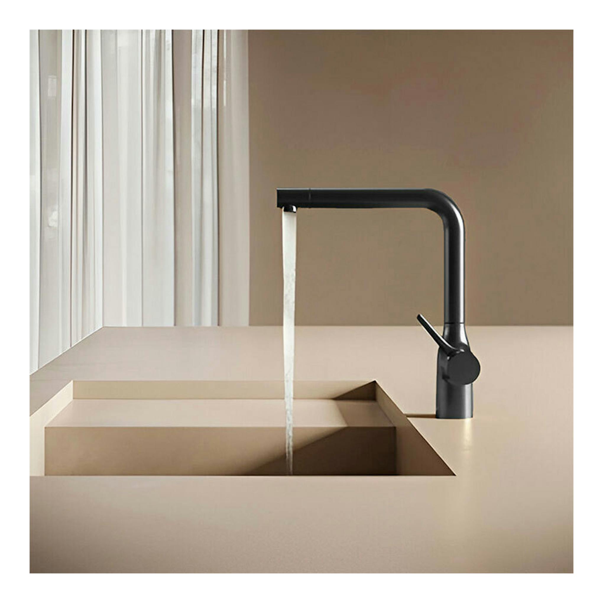 Grifo Poalgi Nobili CU128113GUP grafito cepillado, vista lateral sobre encimera beige con agua corriendo.
