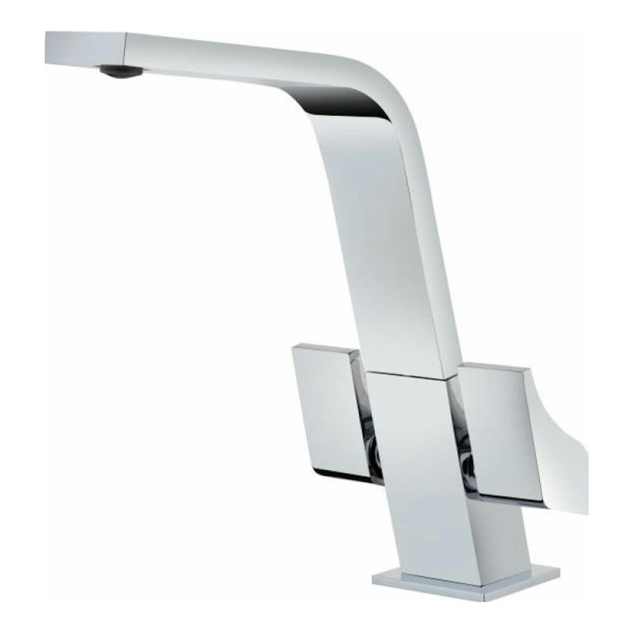 Grifo Teka ICT915 cromado, vista frontal en ángulo, con caño alto y cuerpo rectangular.