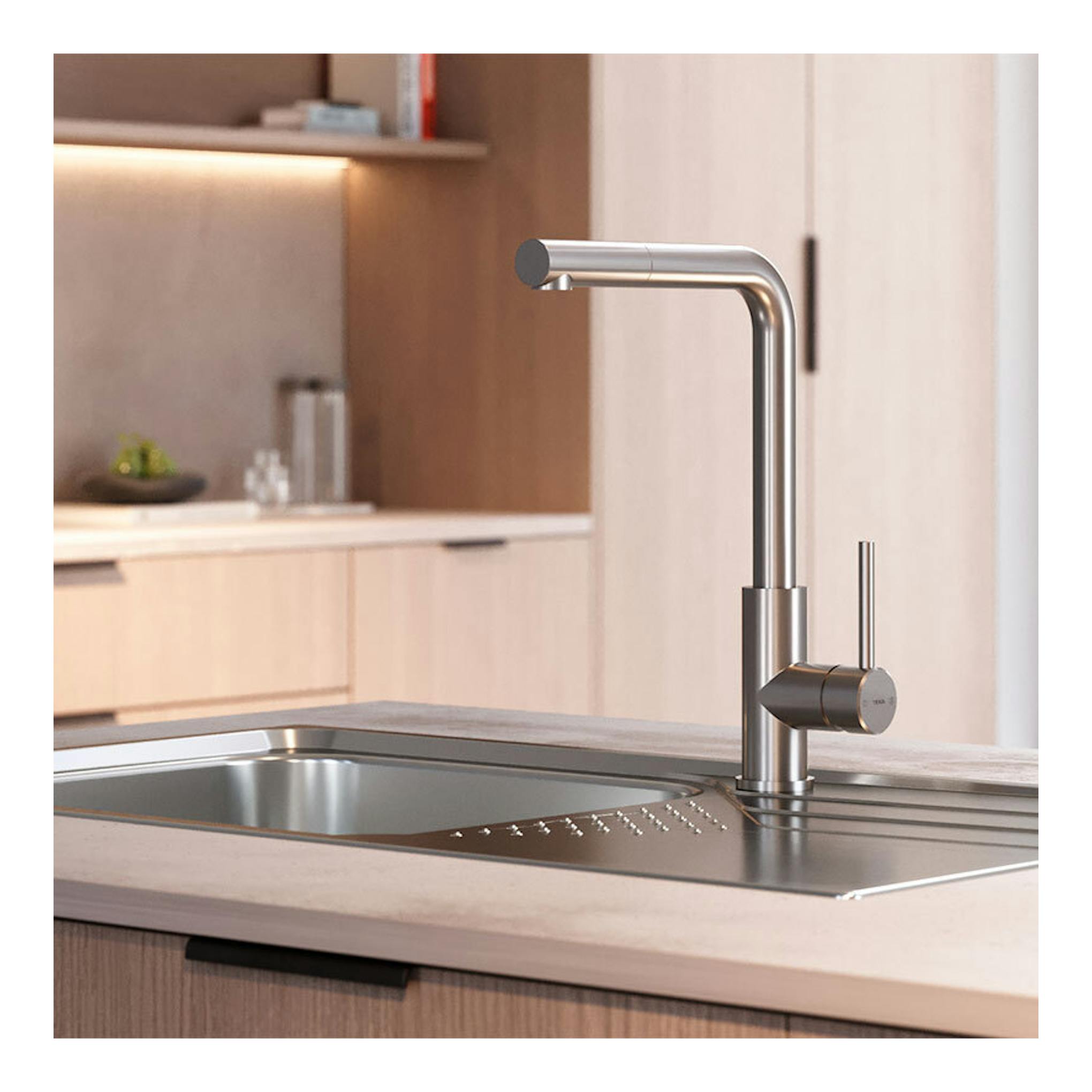 Grifo de cocina Teka UNI9331 de acero inoxidable pulido, vista lateral sobre fregadero.