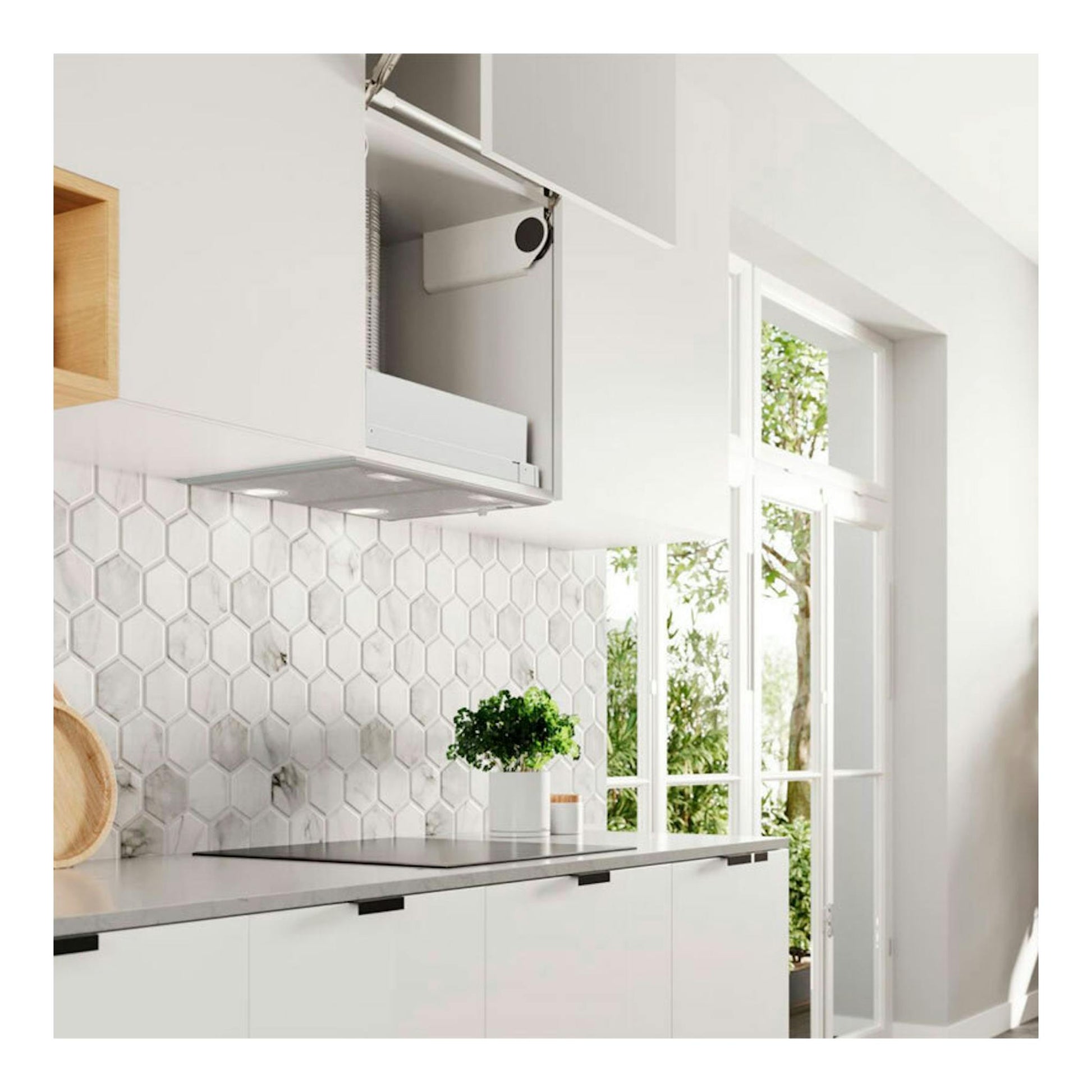 Grupo filtrante Balay 3BF255NG inox de 53 cm, vista frontal bajo mueble en cocina blanca.