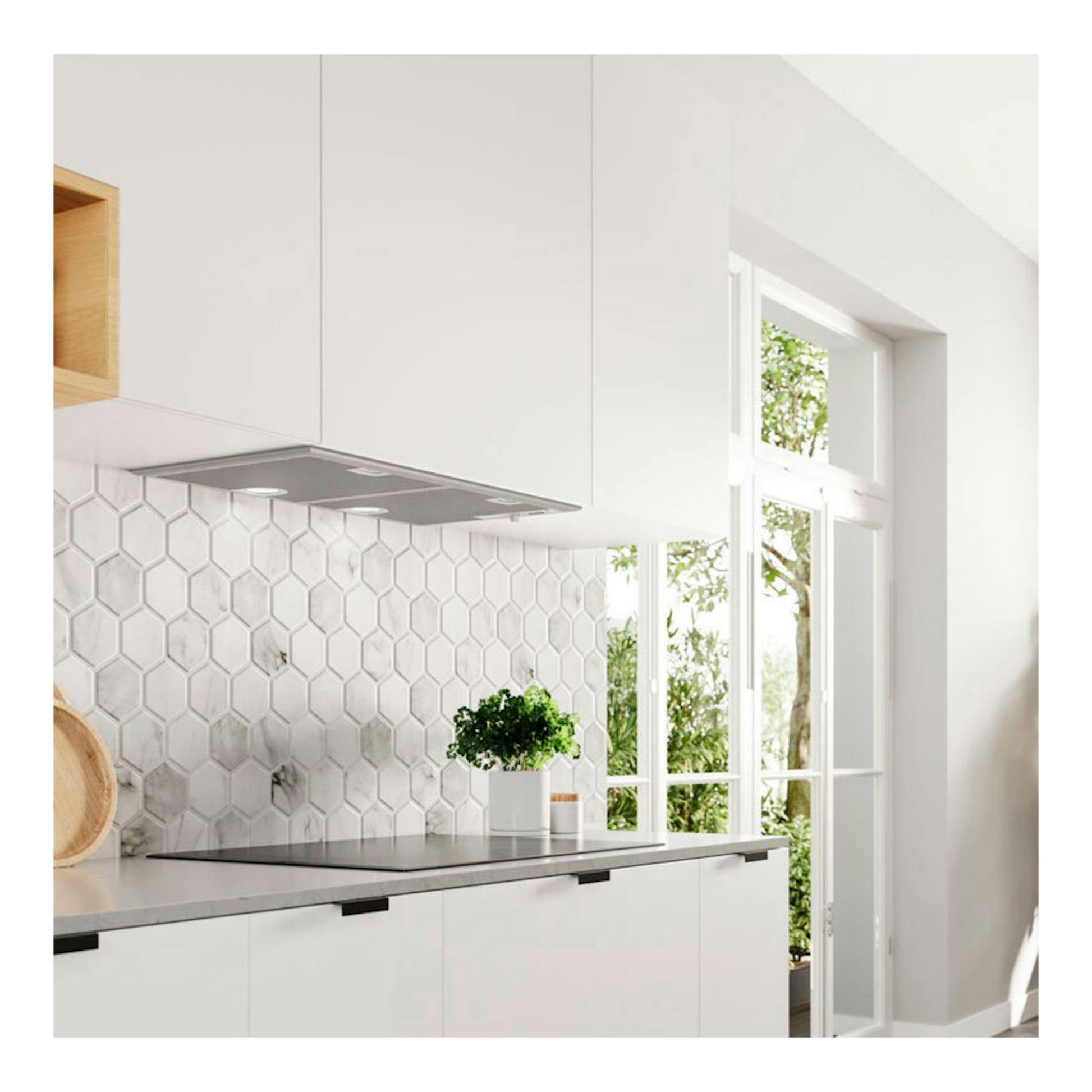 Grupo filtrante Balay 3BF276NG inox, vista frontal bajo mueble en cocina blanca.