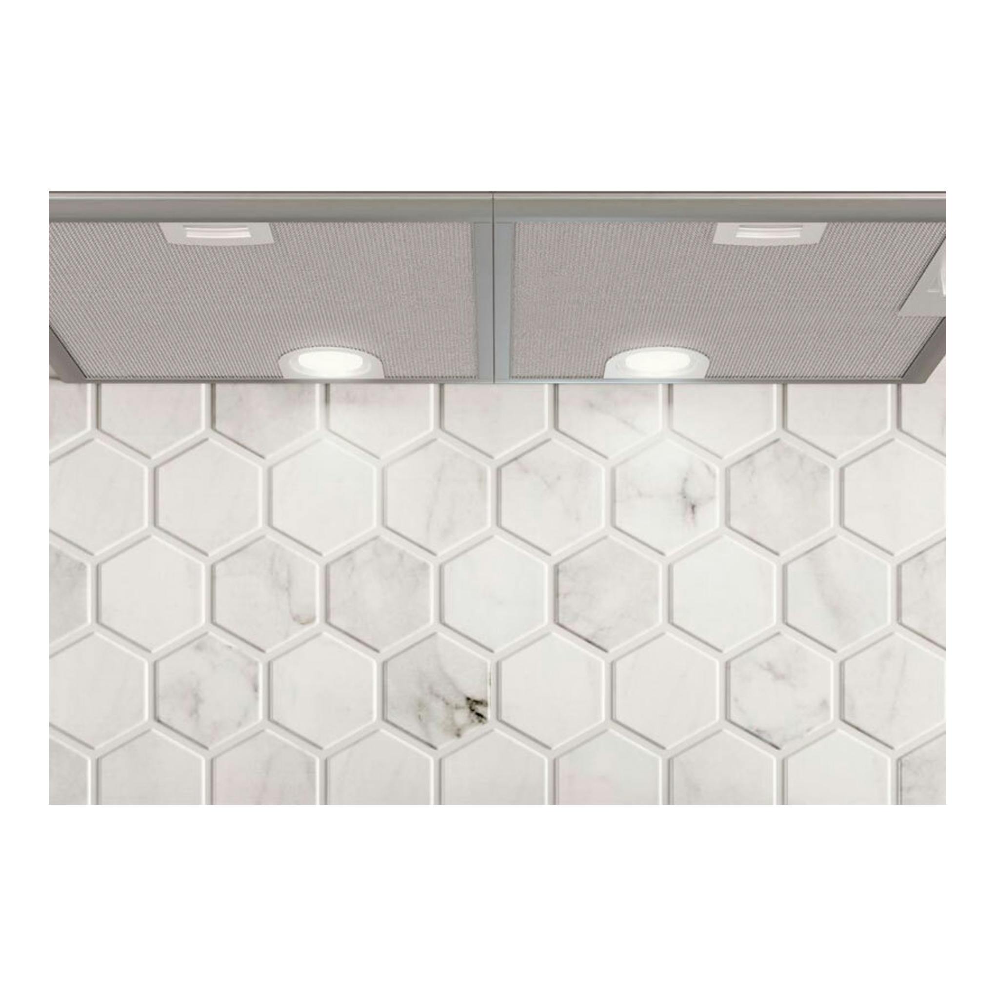 Grupo filtrante Balay 3BF276NG inox de 75 cm, vista inferior instalada sobre azulejos blancos.
