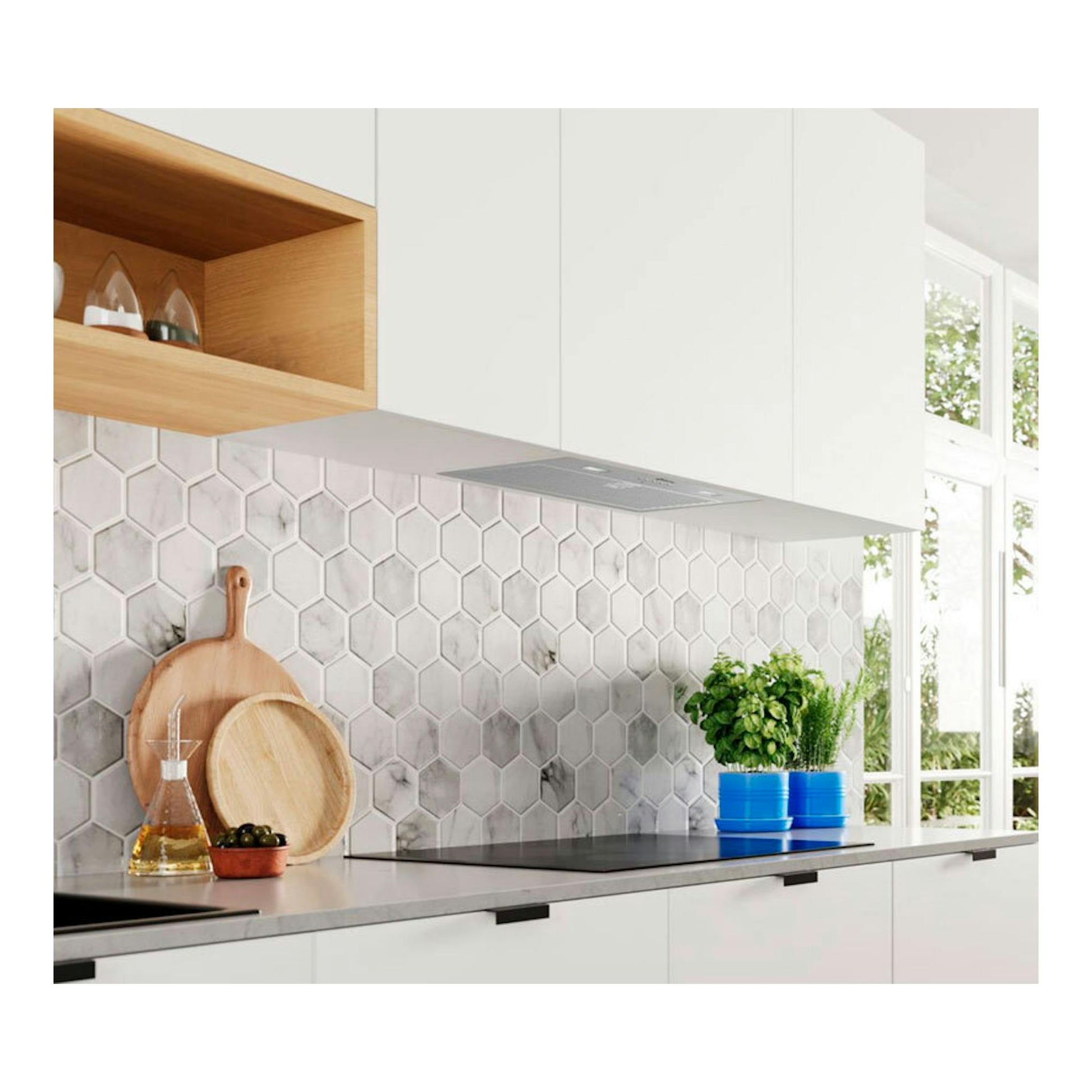 Grupo filtrante Balay 3BF356EX inox, vista frontal bajo mueble en cocina blanca.