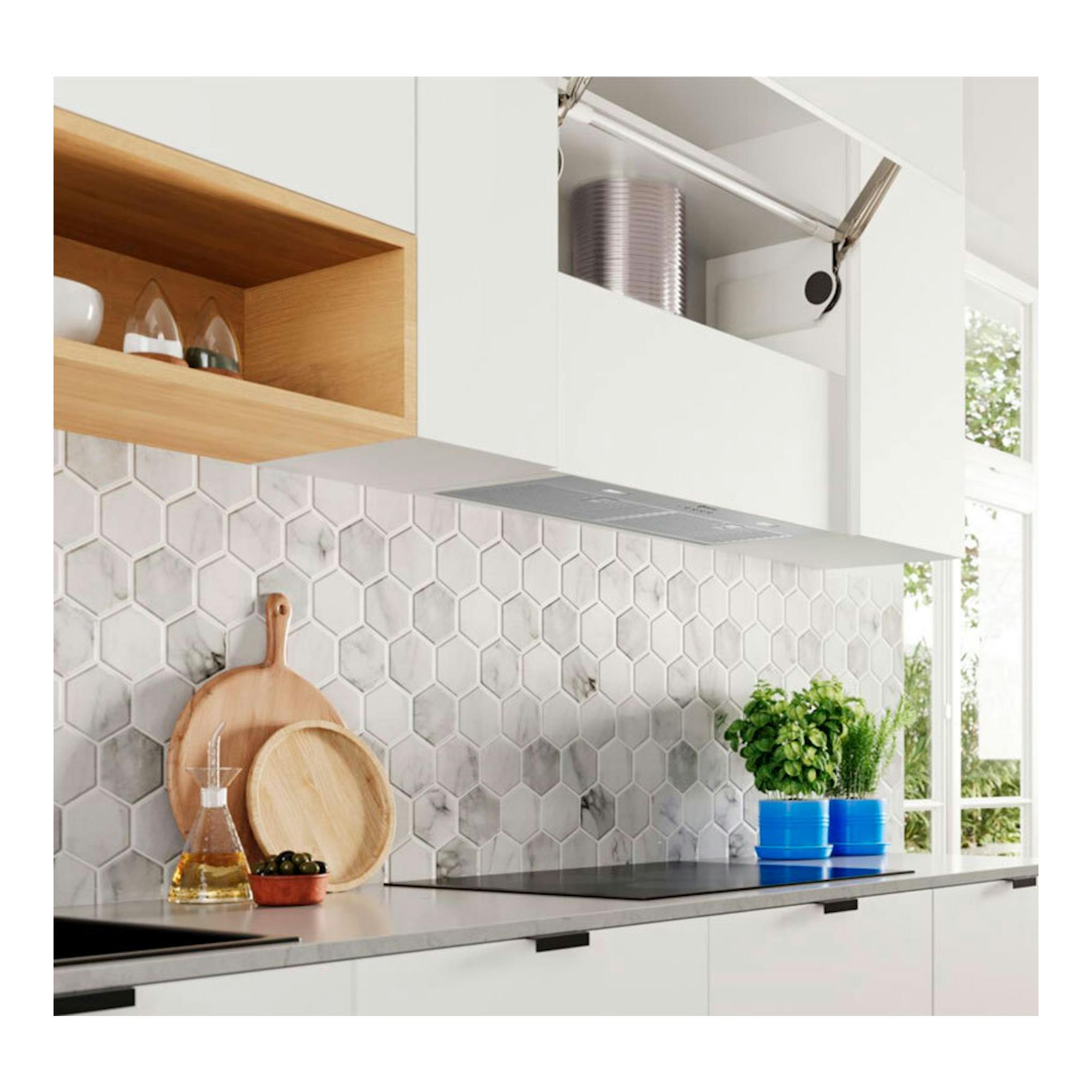 Grupo filtrante Balay 3BF377EX inox, vista frontal bajo mueble en cocina blanca con azulejos hexagonales.