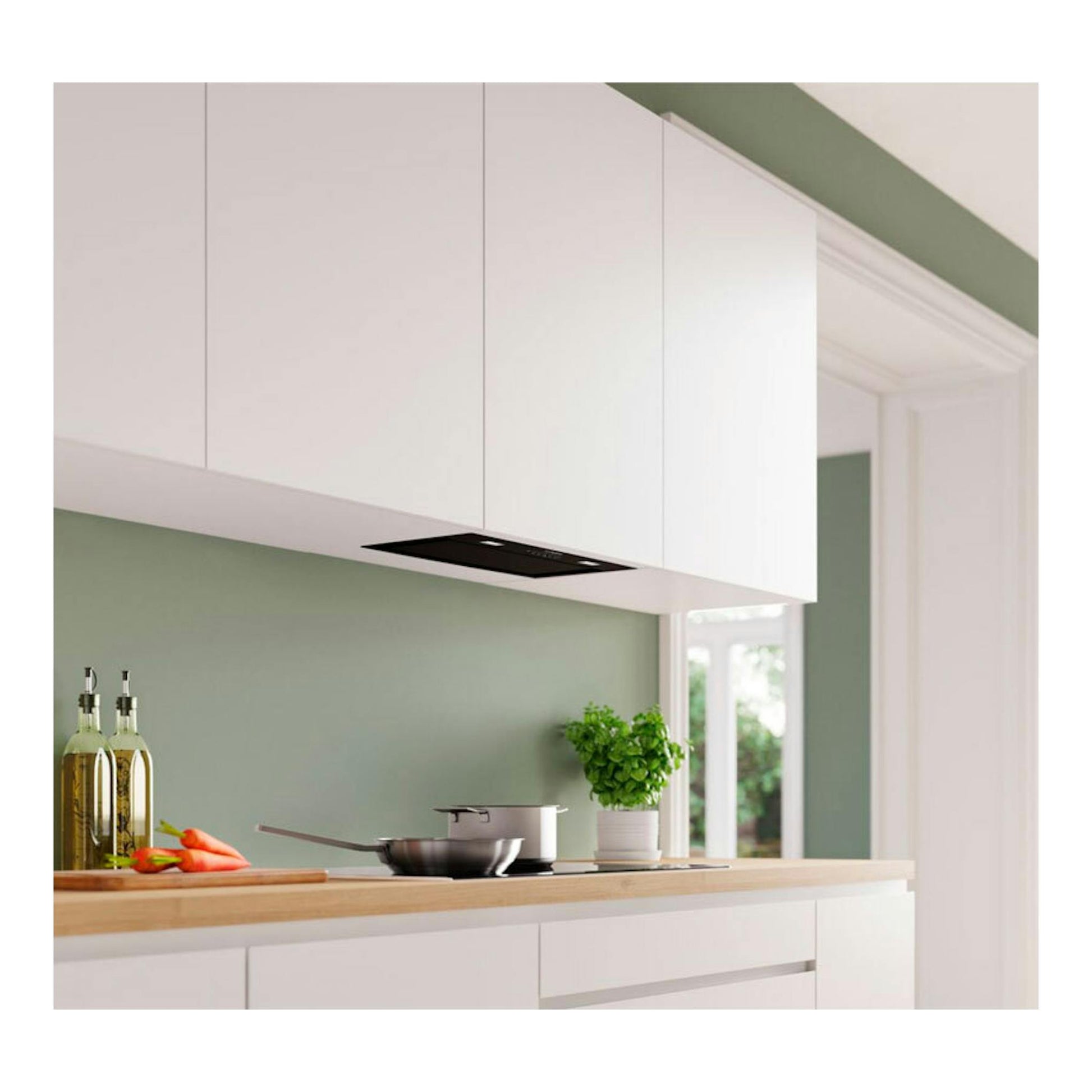 Grupo filtrante Bosch DLN57PC60 negro, vista inferior, integrado en mueble de cocina blanco.