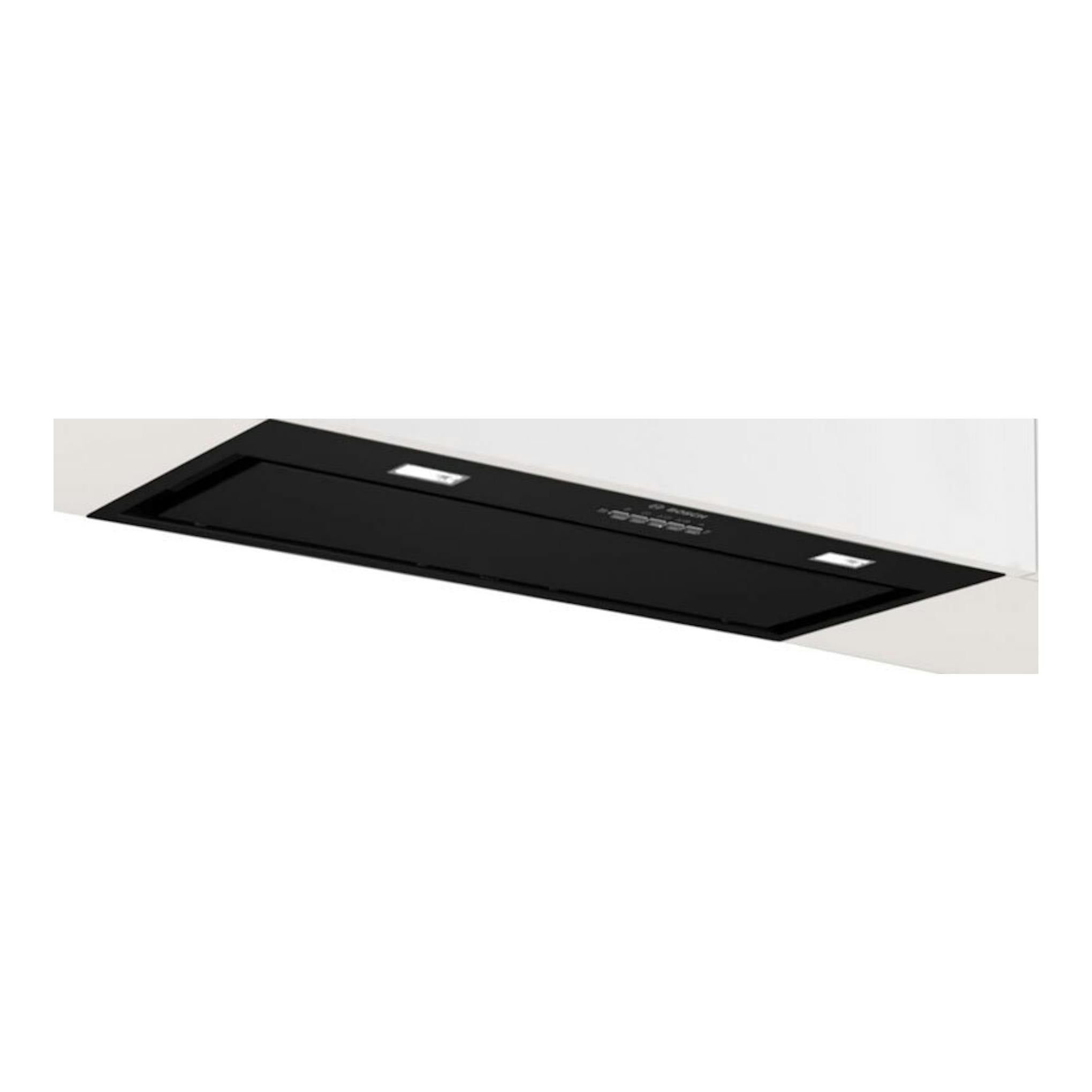 Grupo filtrante Bosch DLN78PC60 negro, vista frontal inclinada, empotrado en mueble blanco, 70 cm.