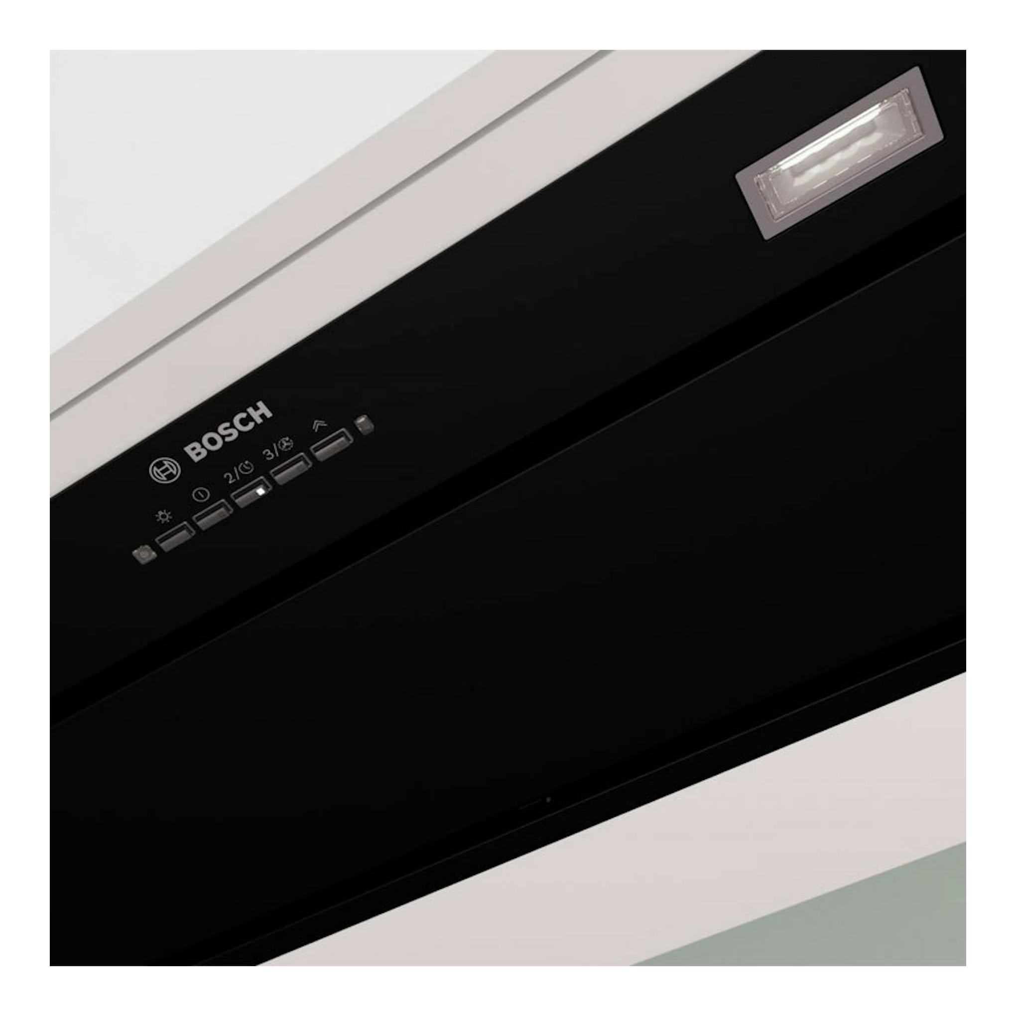 Grupo filtrante Bosch DLN88PC60 negro, vista en ángulo, con panel de control y luz integrada.