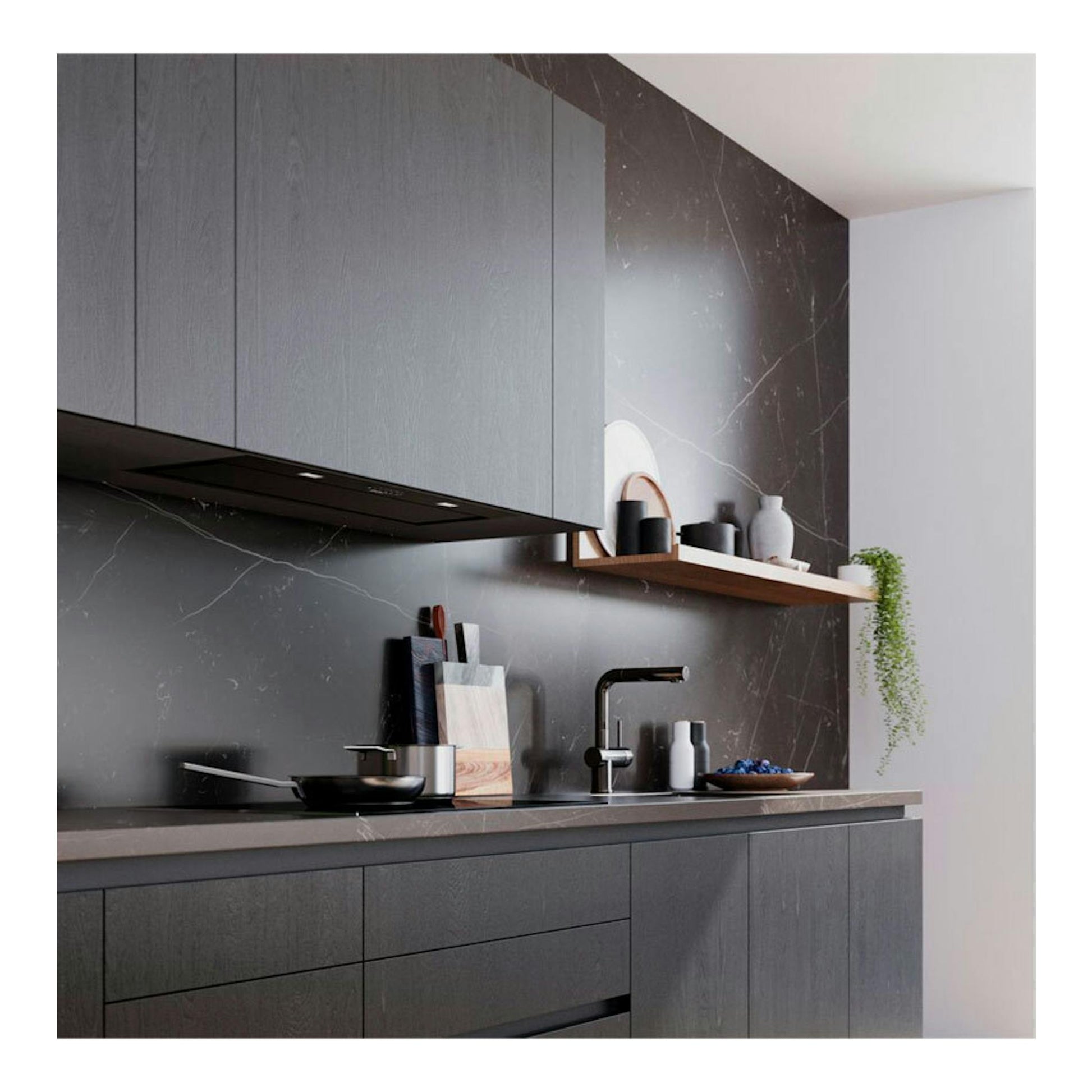 Grupo filtrante Siemens LB88NPC60 negro, vista frontal bajo mueble de cocina, 86 cm.
