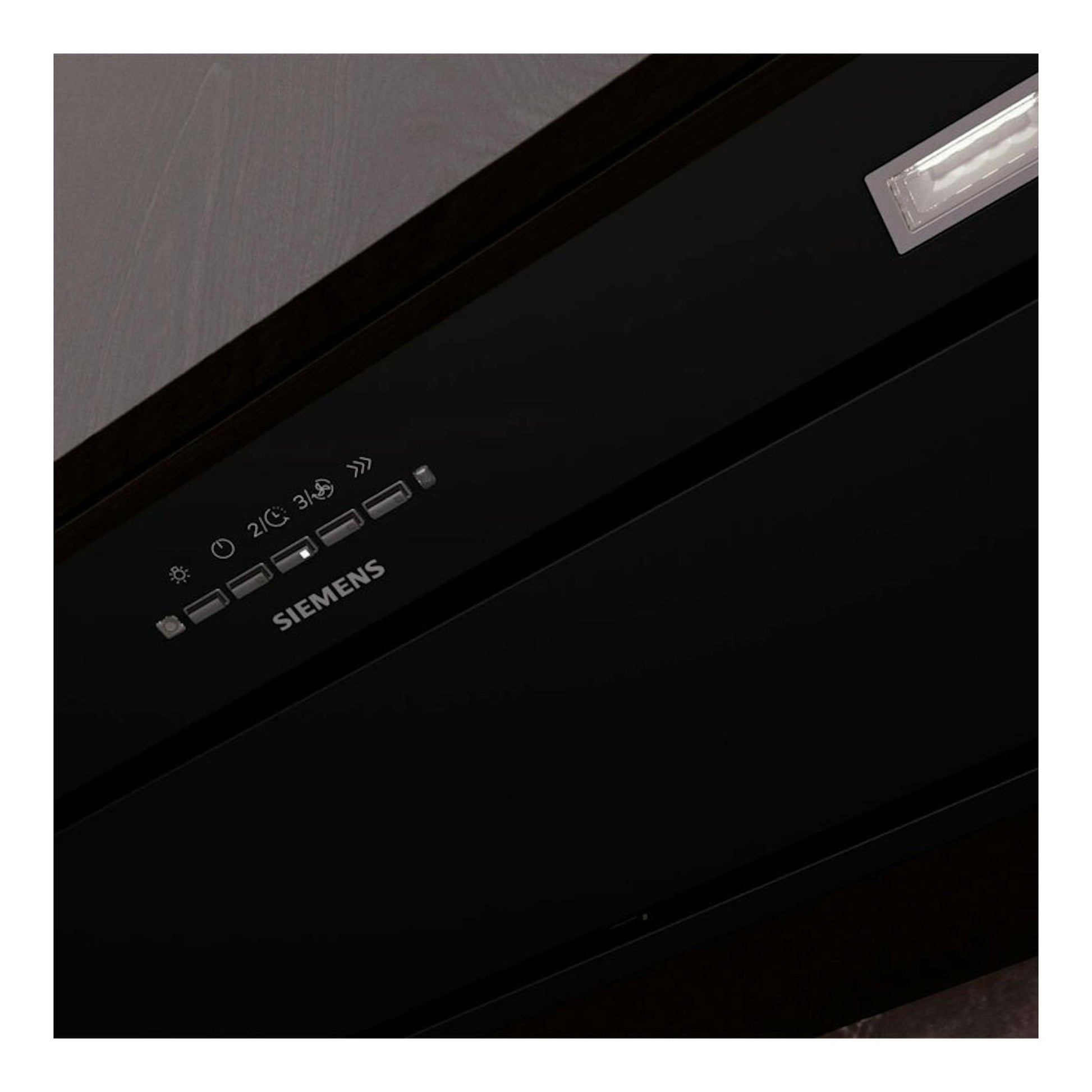 Grupo filtrante Siemens LB88NPC60 negro, vista inclinada con panel de control y luz.