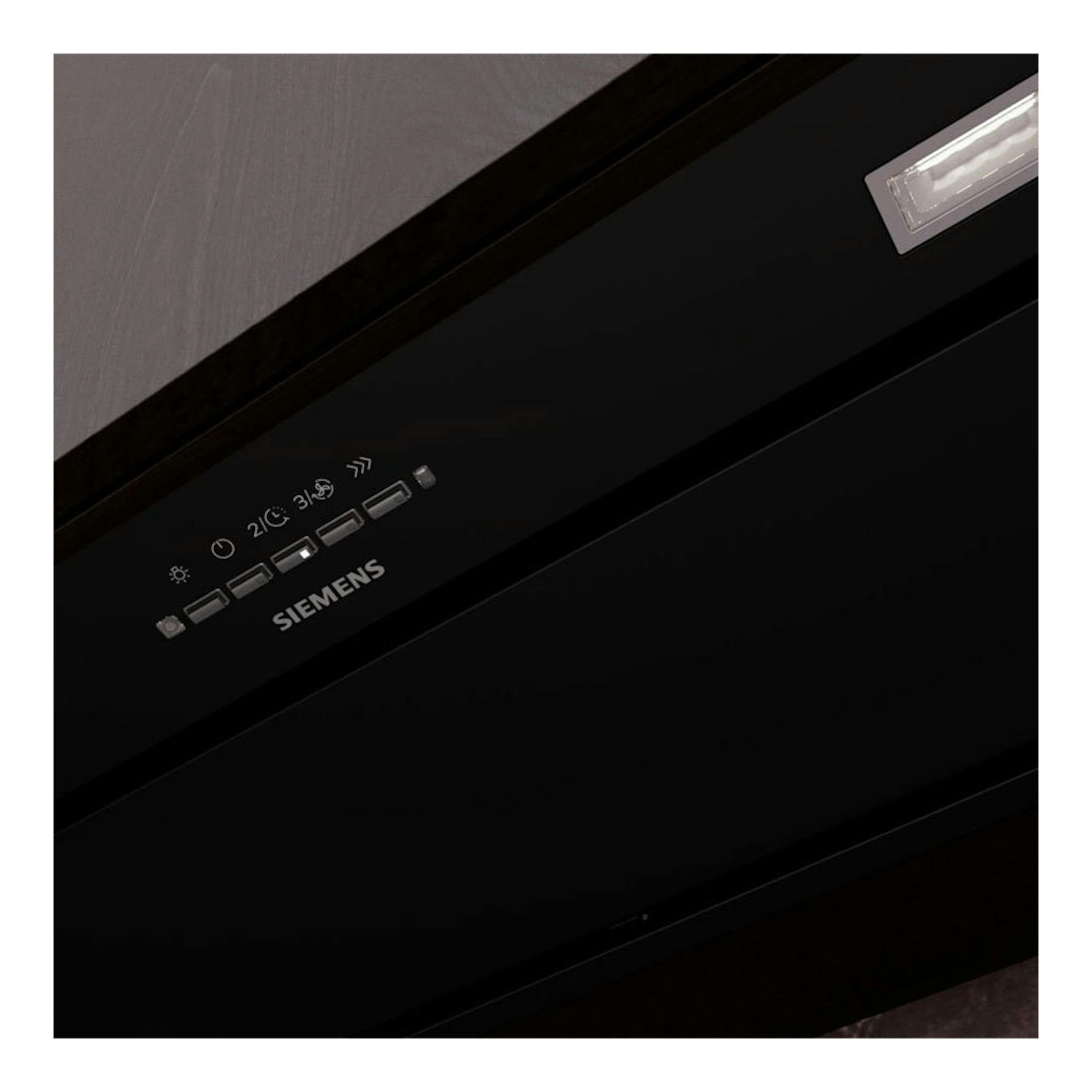 Grupo filtrante Siemens LB88NPC60 negro, vista inclinada con panel de control y luz.