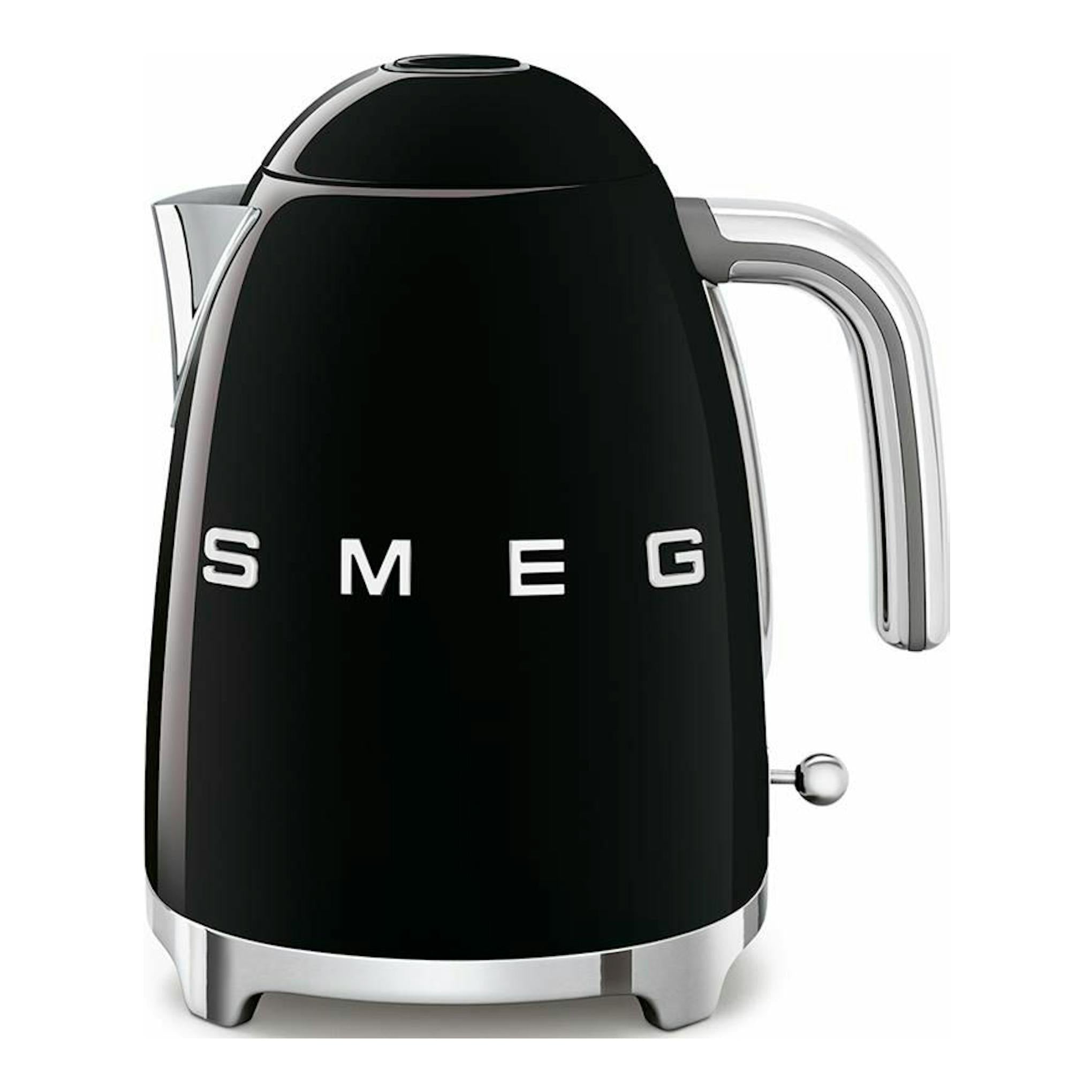 Hervidor de agua Smeg KLF03BLEU negro, vista frontal, con detalles cromados.