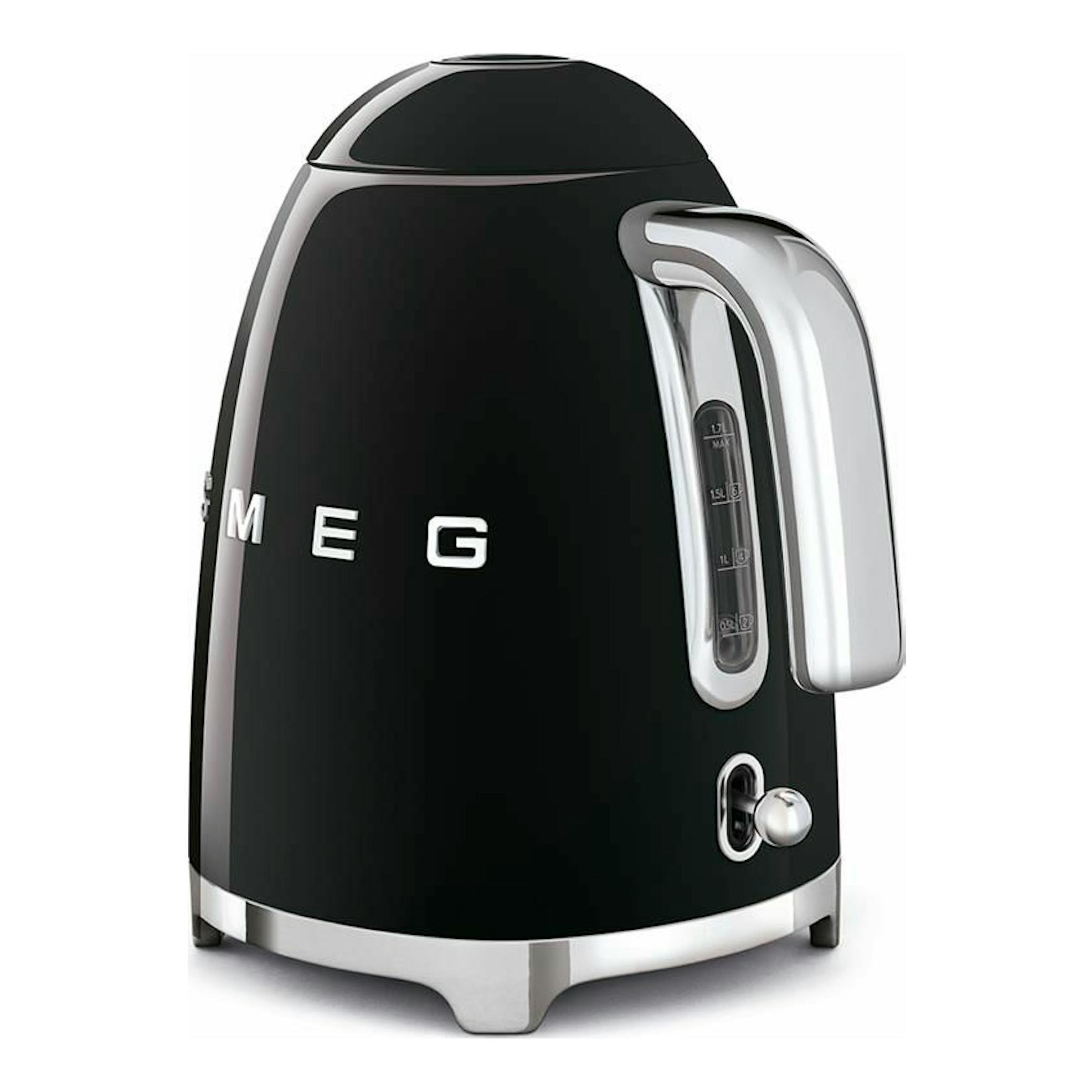 Hervidor Smeg KLF03BLEU negro, vista frontal en tres cuartos, con asa y base cromadas.
