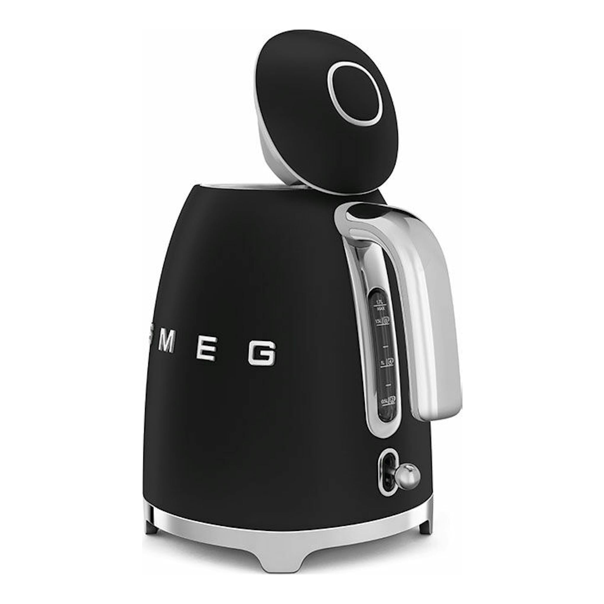Hervidor Smeg KLF03BLMEU negro, vista frontal, con tapa abierta y detalles cromados.
