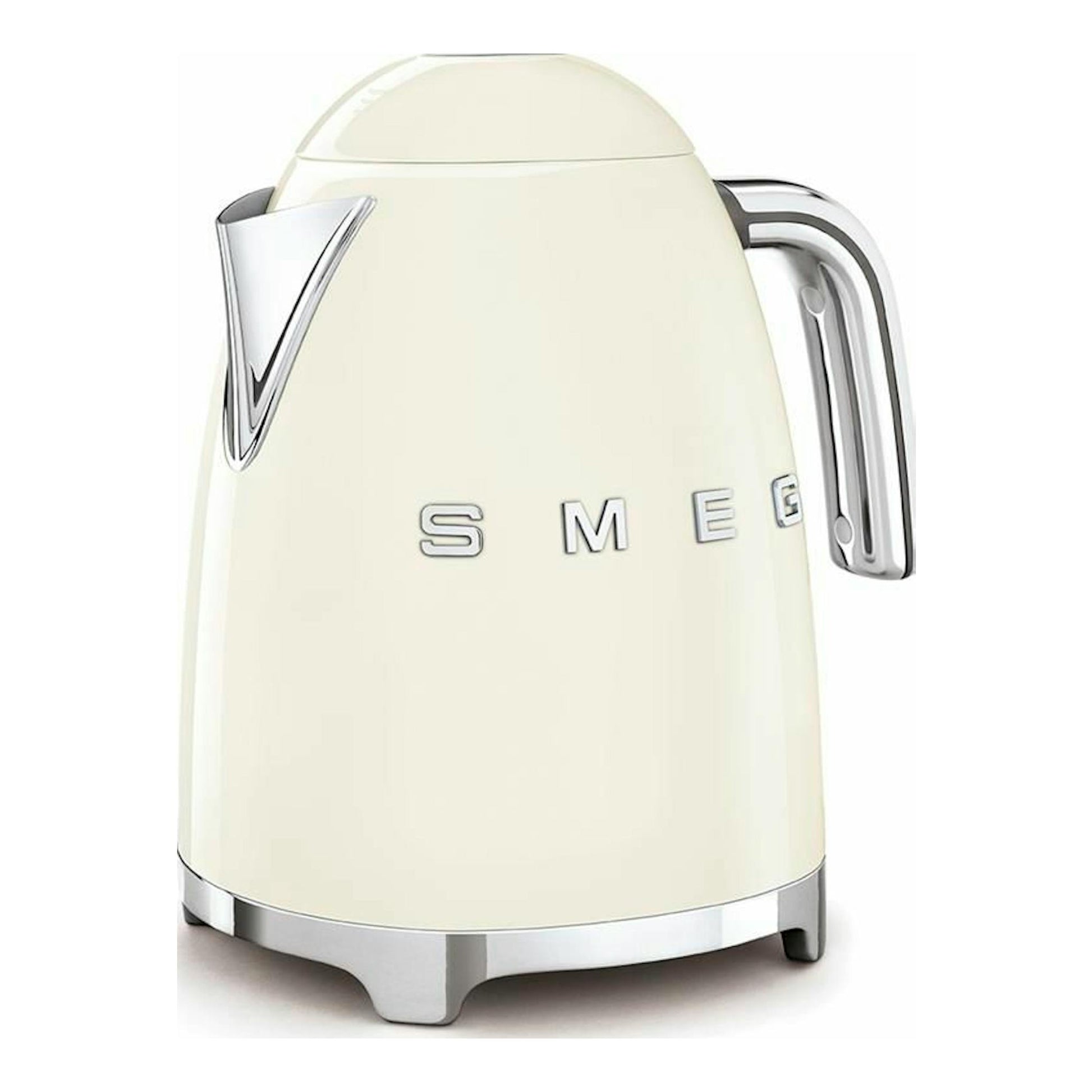 Hervidor Smeg KLF03CREU crema, vista frontal en tres cuartos, con detalles cromados y fondo blanco.