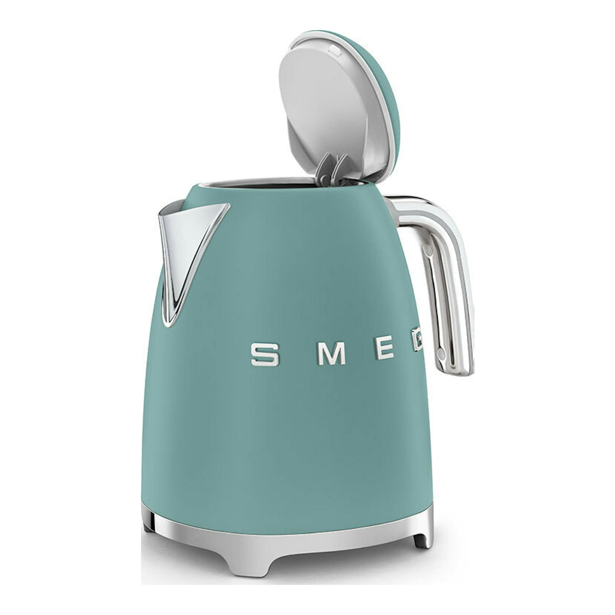Hervidor Smeg KLF03EGMEU verde esmeralda, vista frontal con la tapa abierta y asa cromada.