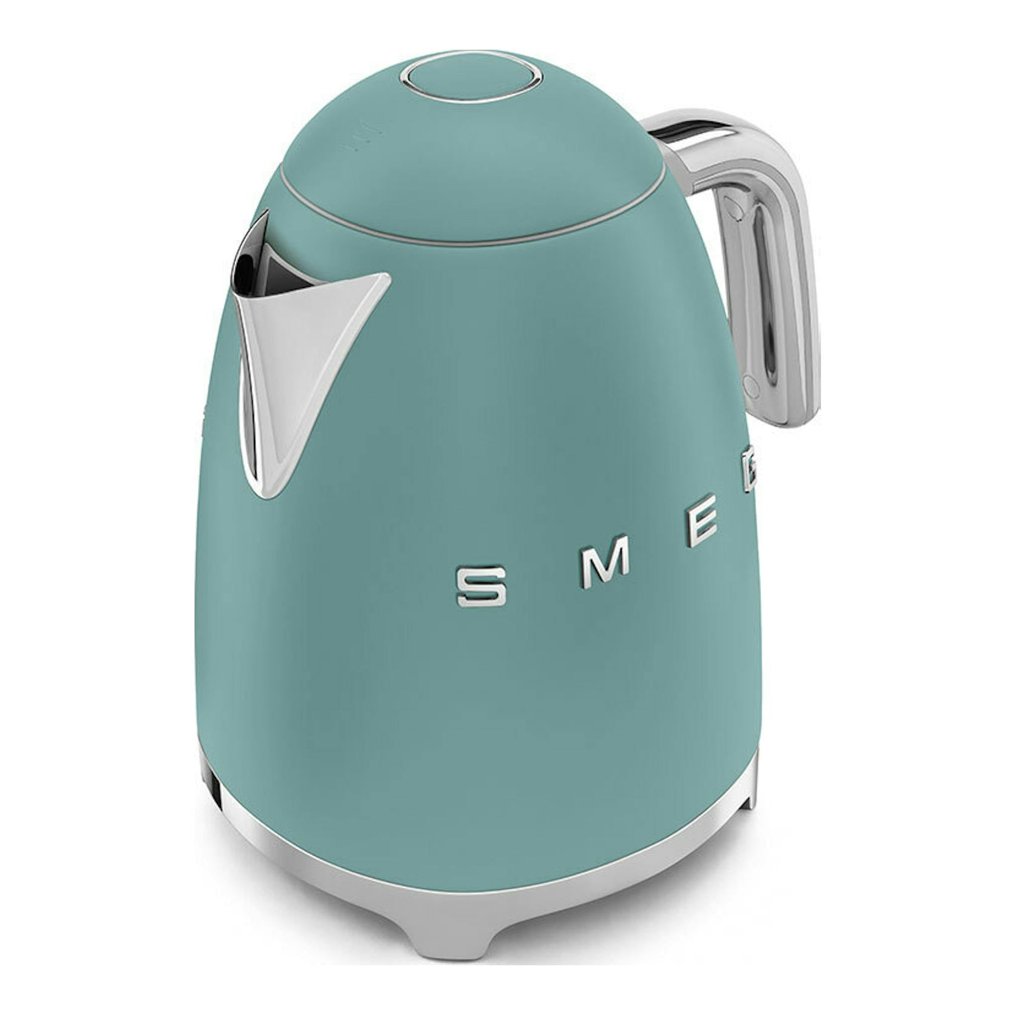 Hervidor Smeg KLF03EGMEU verde esmeralda, vista frontal en 3/4, con detalles cromados.
