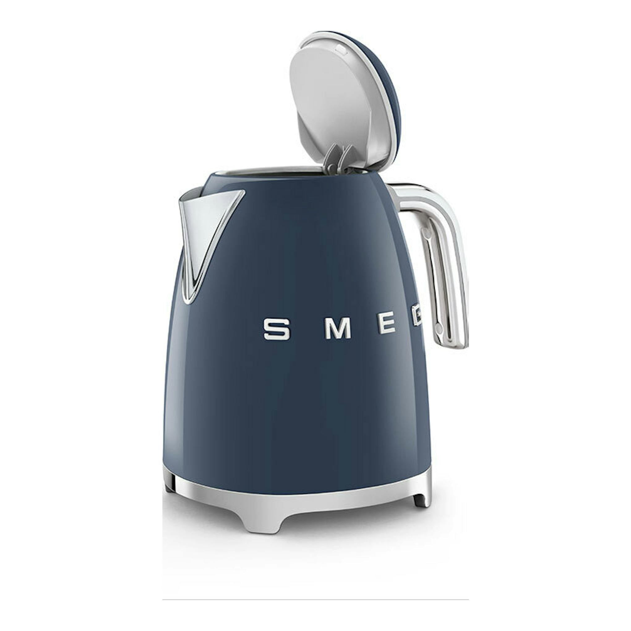 Hervidor Smeg KLF03NBEU azul marino, vista frontal en tres cuartos, con tapa abierta y asa cromada.