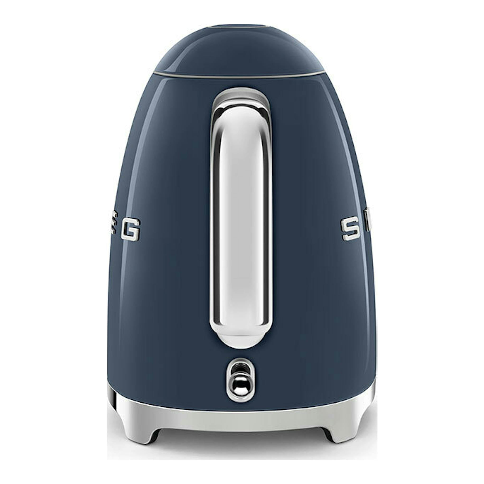 Hervidor Smeg KLF03NBEU azul marino, vista frontal, con detalles plateados.