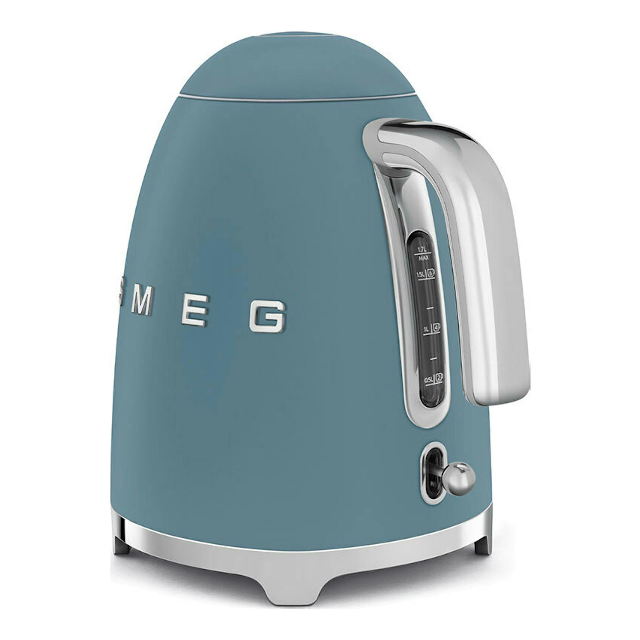 Hervidor Smeg KLF03SBMEU azul tormenta mate, vista frontal en tres cuartos, con asa plateada.