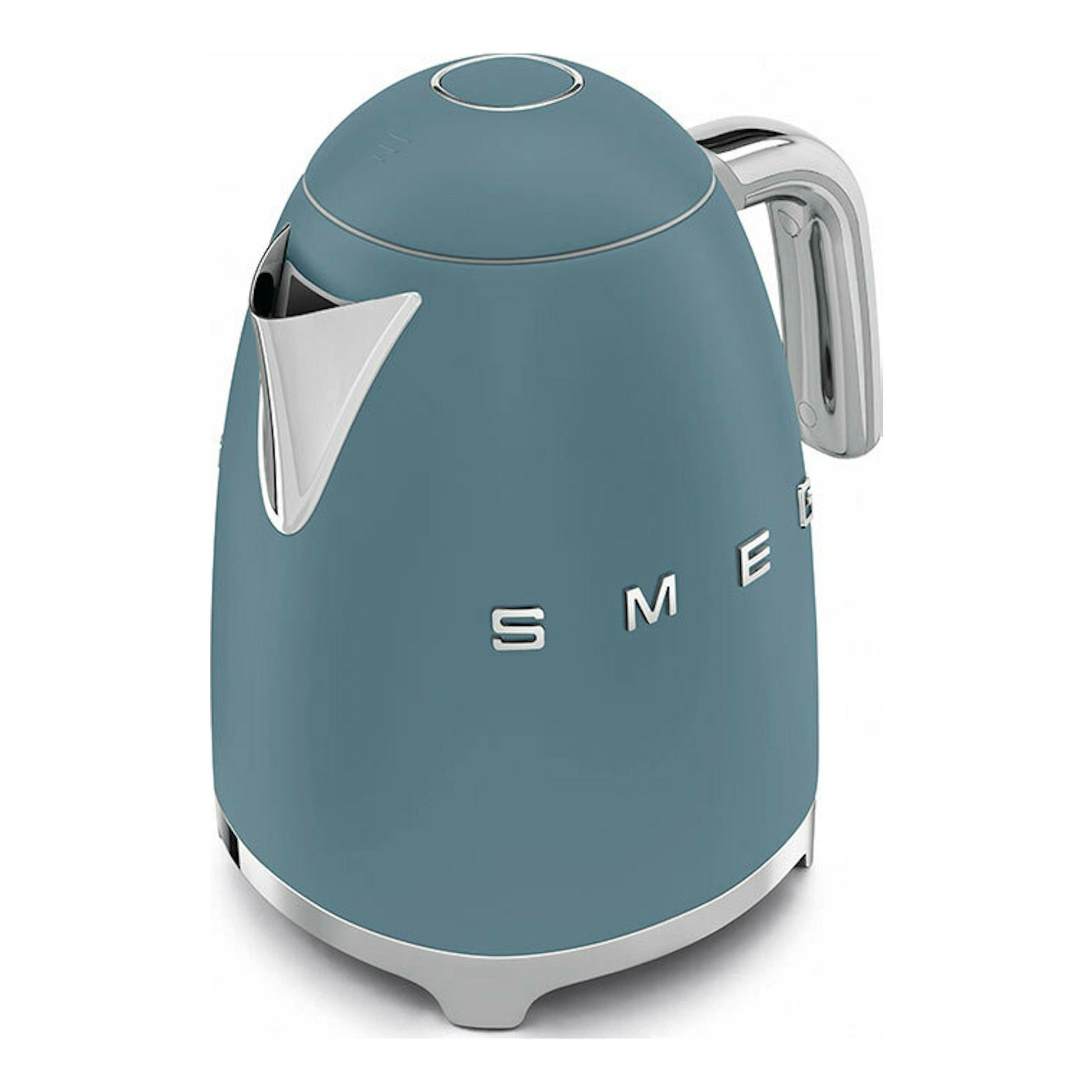 Hervidor eléctrico Smeg KLF03SBMEU azul tormenta mate, vista frontal en 3/4, detalles cromados.