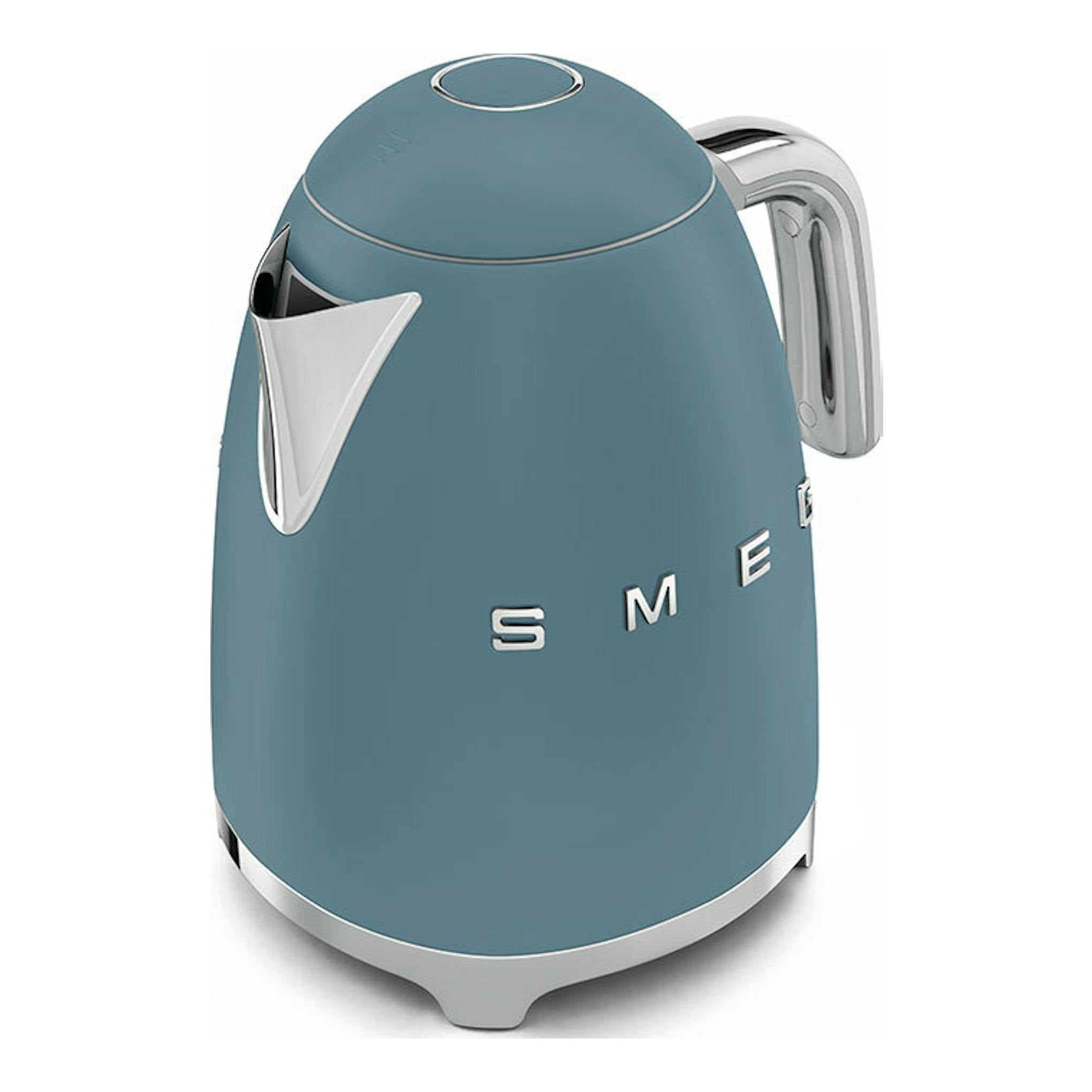 Hervidor eléctrico Smeg KLF03SBMEU azul tormenta mate, vista frontal en 3/4, detalles cromados.