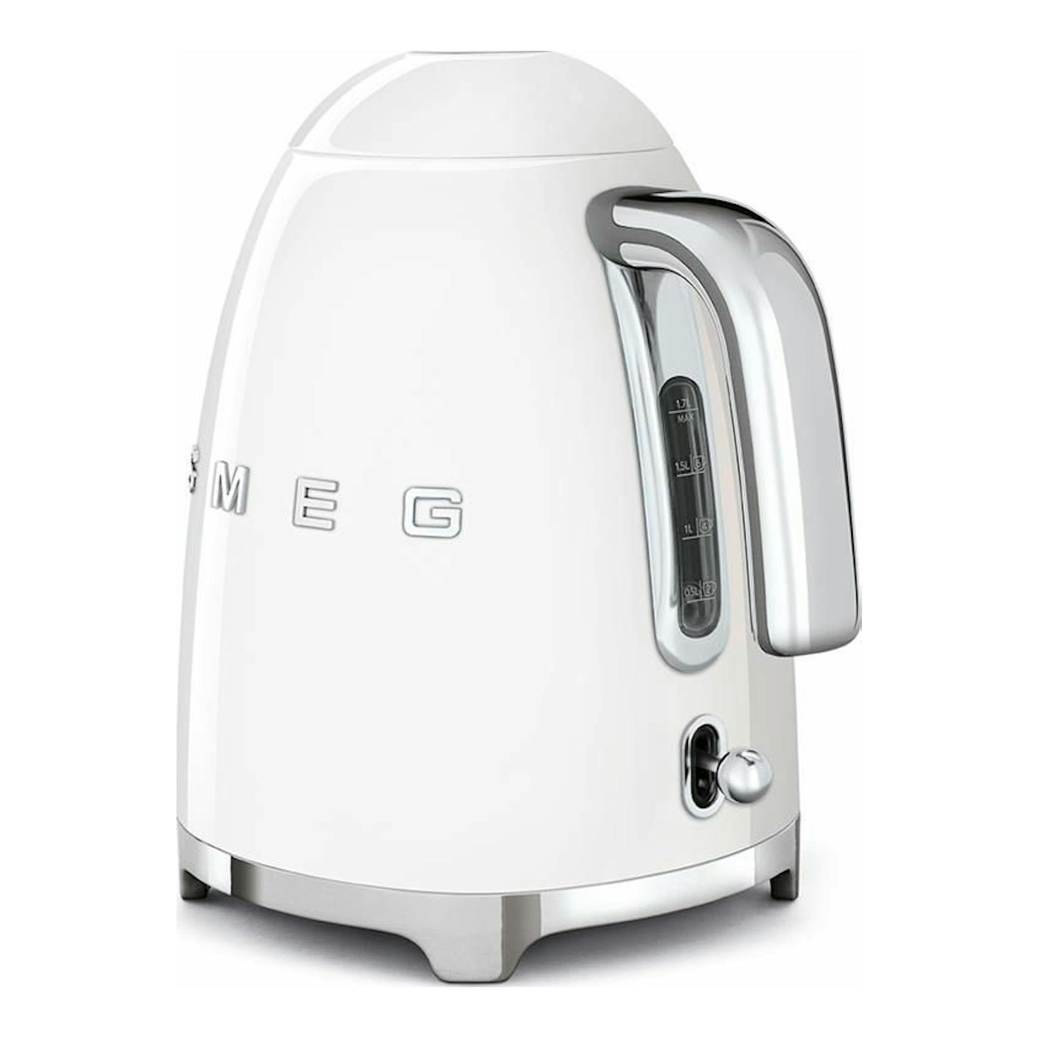 Hervidor Smeg KLF03WHEU blanco, vista frontal en tres cuartos, con asa y base cromadas.