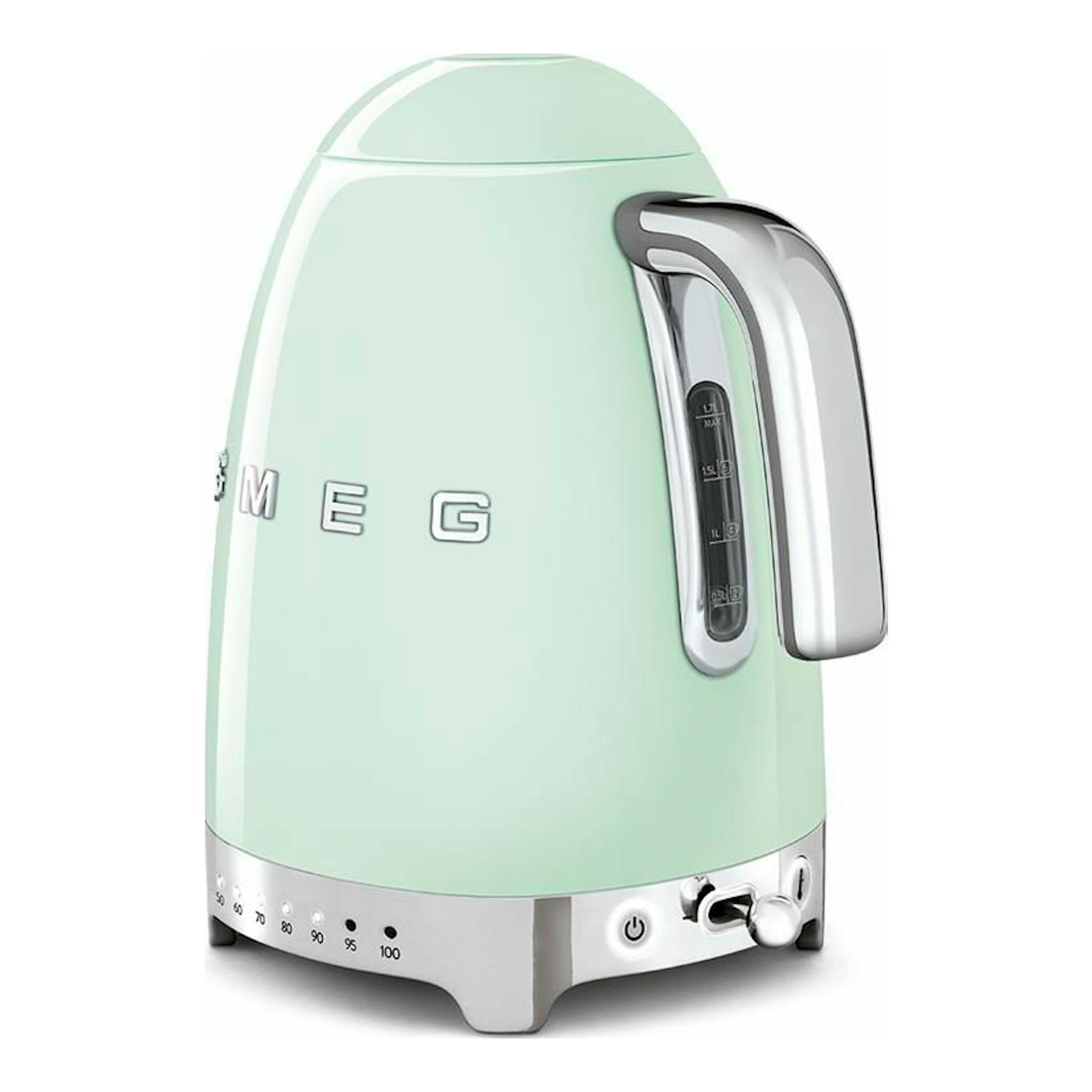 Hervidor Smeg KLF04PGEU verde agua, vista frontal 3/4, con mango y base cromados.