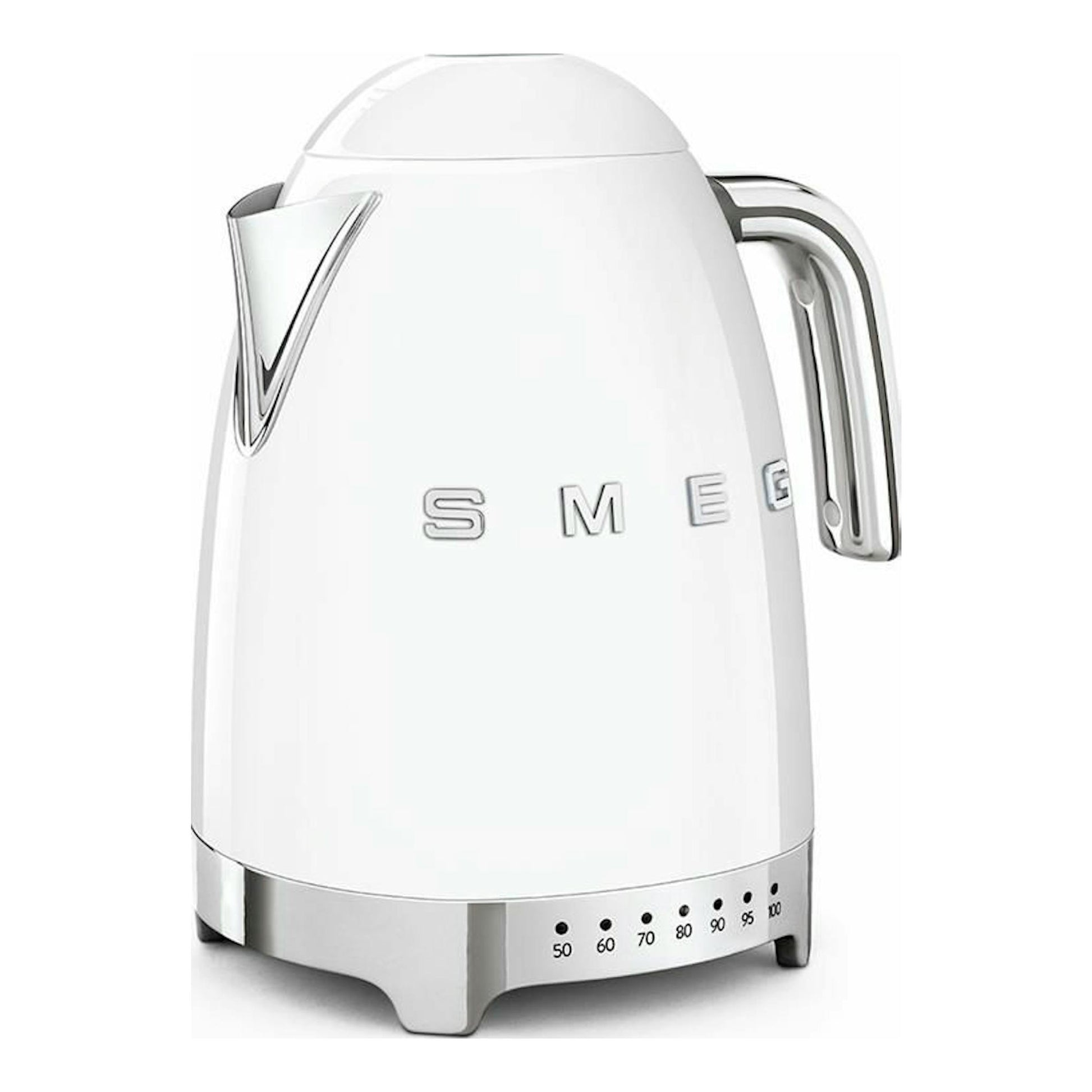 Hervidor eléctrico Smeg KLF04 blanco, vista frontal de tres cuartos, con base y controles cromados.