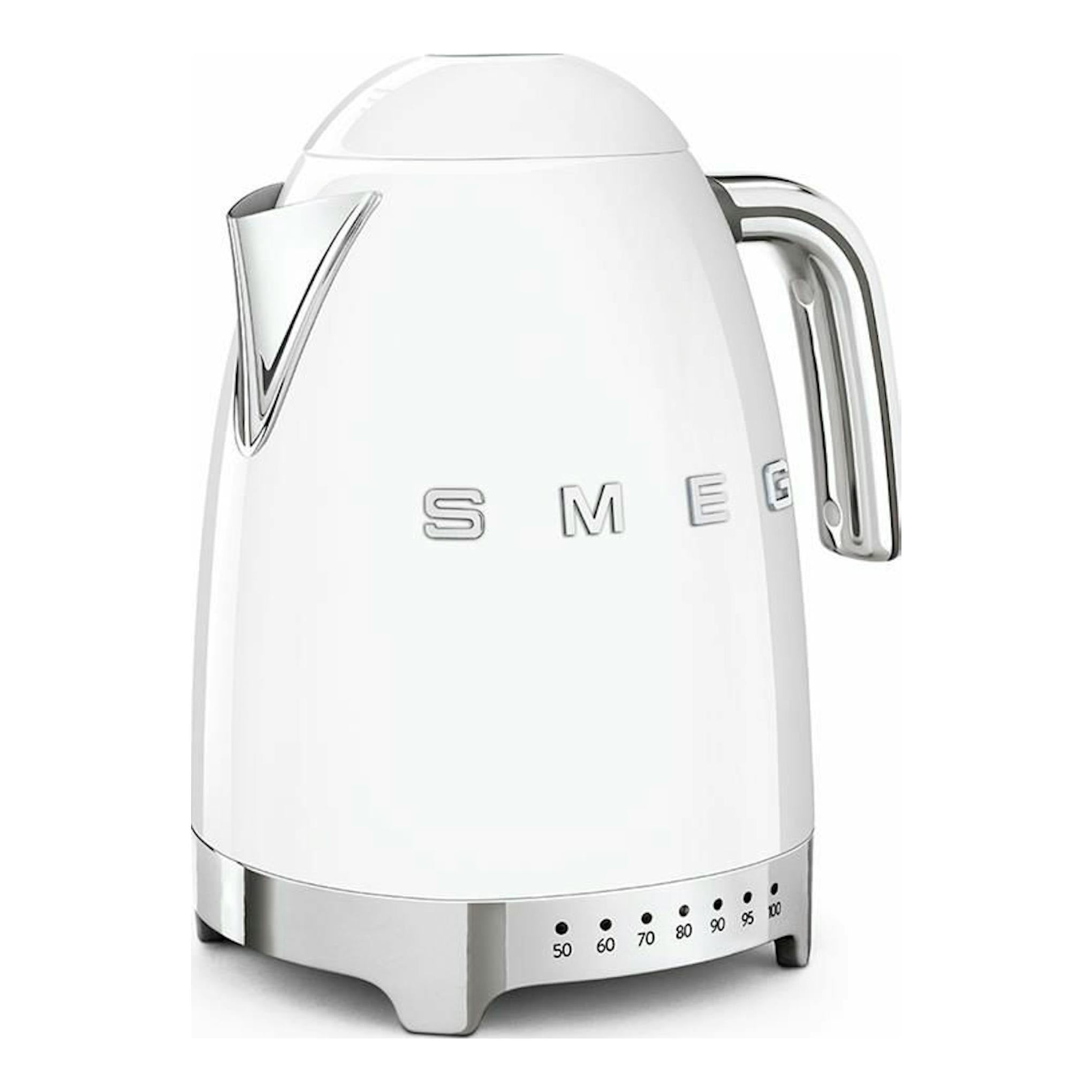Hervidor eléctrico Smeg KLF04 blanco, vista frontal de tres cuartos, con base y controles cromados.