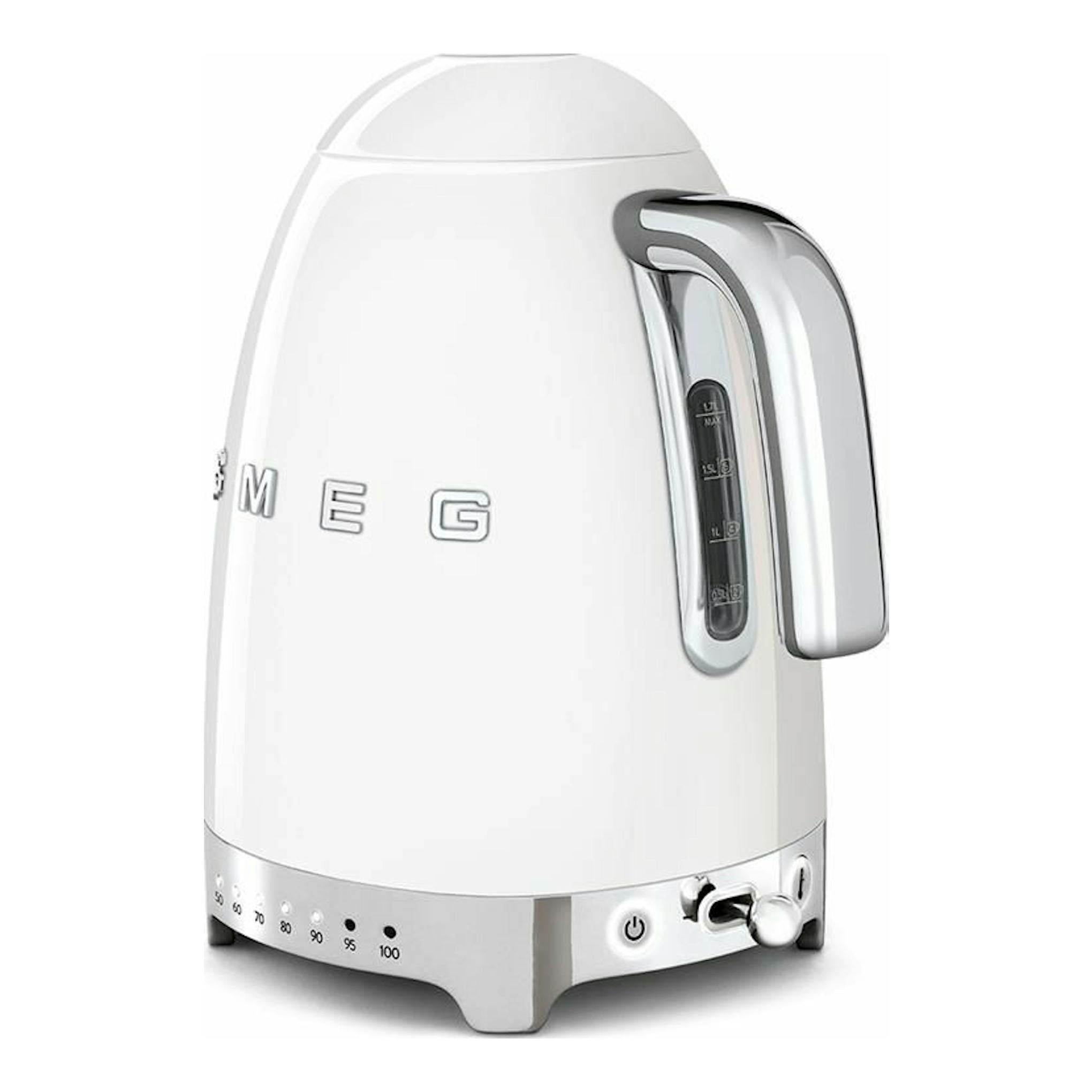 Hervidor Smeg KLF04WHEU blanco, vista frontal tres cuartos, con base cromada y asa gris.