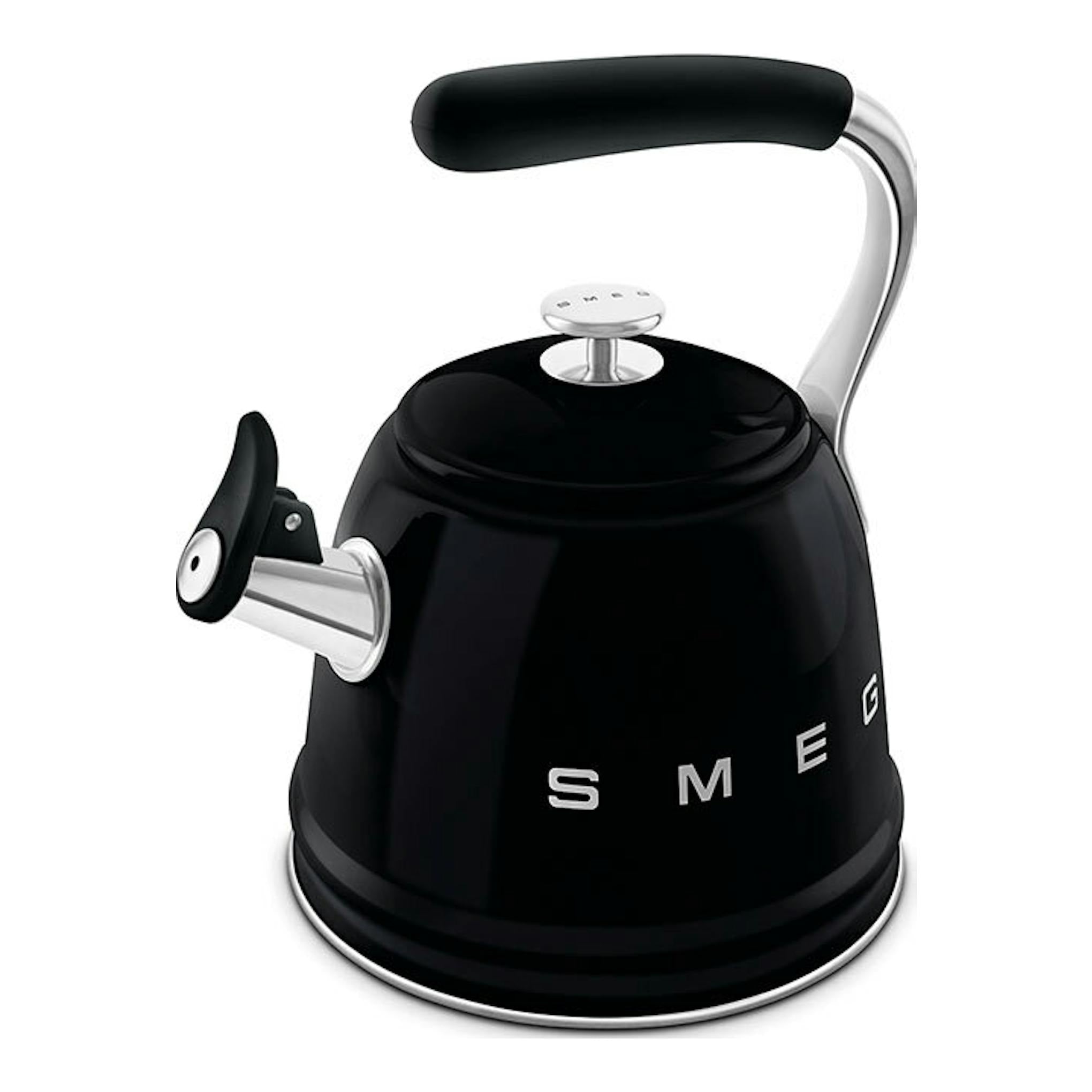 Hervidor silbante Smeg WKF01BL negro, vista lateral, con asa y pico cromados.