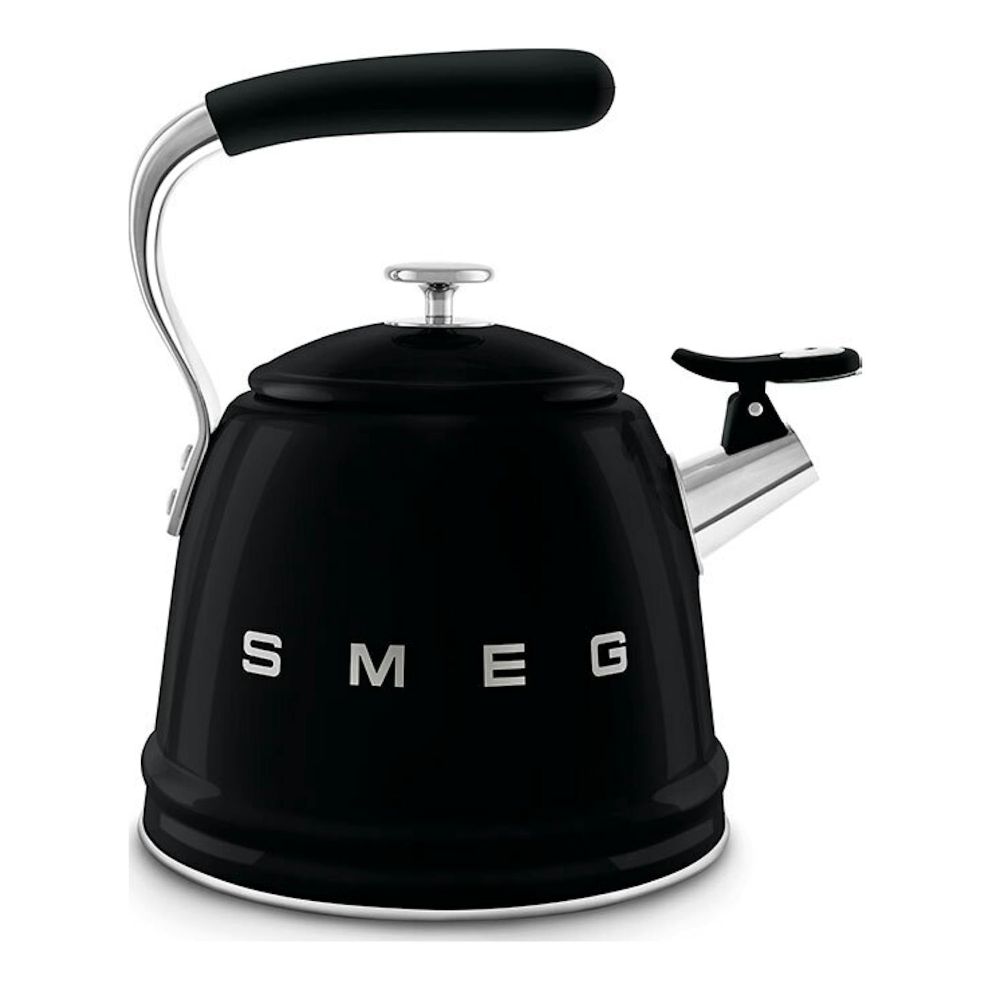 Hervidor silbante Smeg WKF01BL negro, vista frontal, con asa y boquilla cromadas.