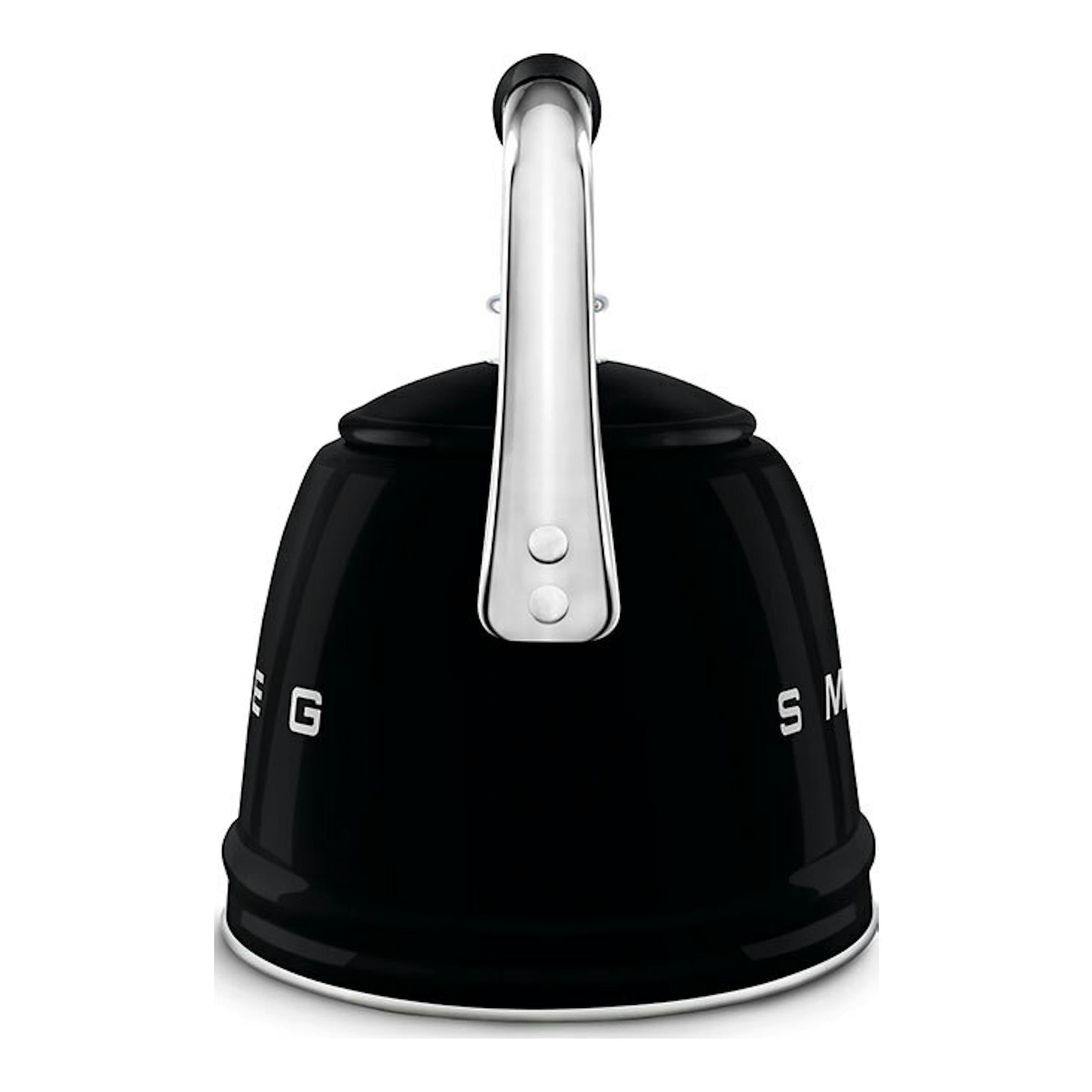 Hervidor silbante Smeg WKF01BL negro, vista frontal, con asa metálica y tapa superior.