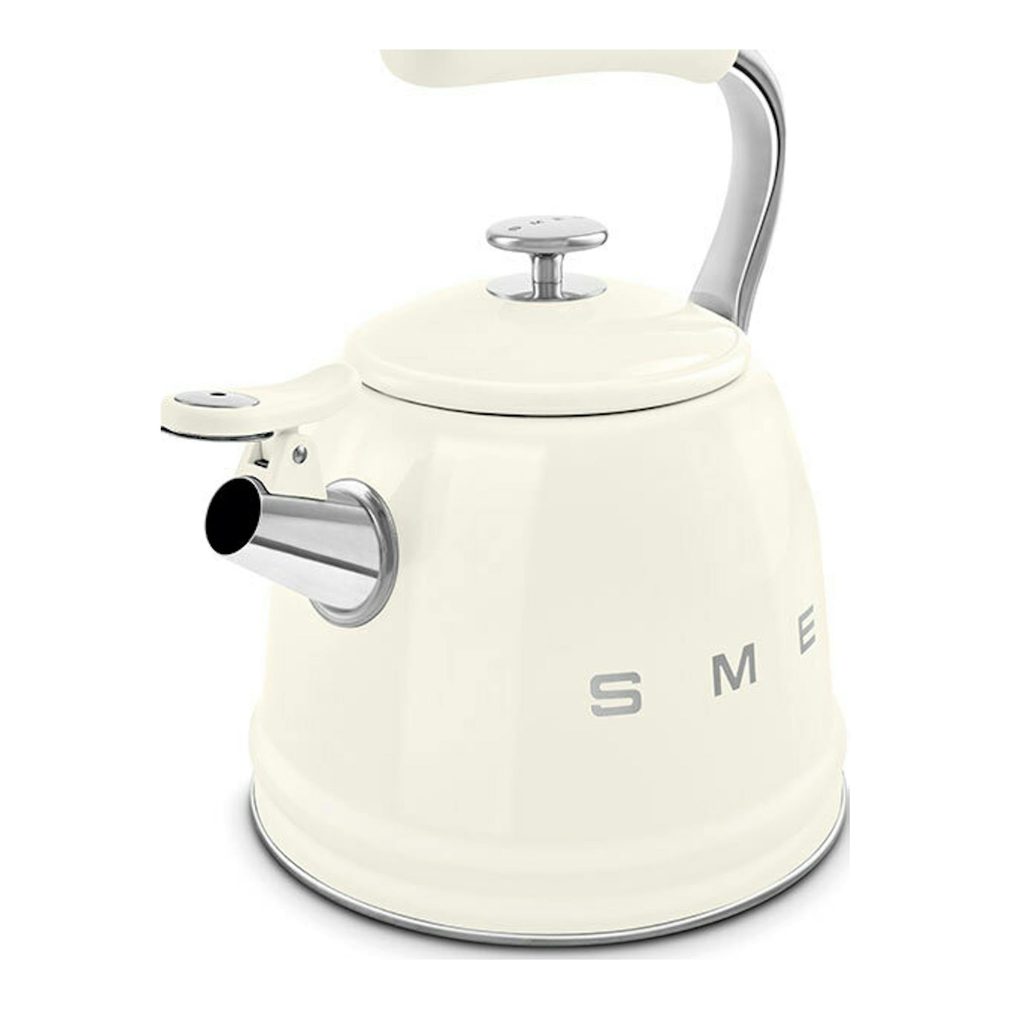 Hervidor silbante Smeg WKF01CR crema, vista 3/4 frontal izquierda, con asa y boquilla cromadas.