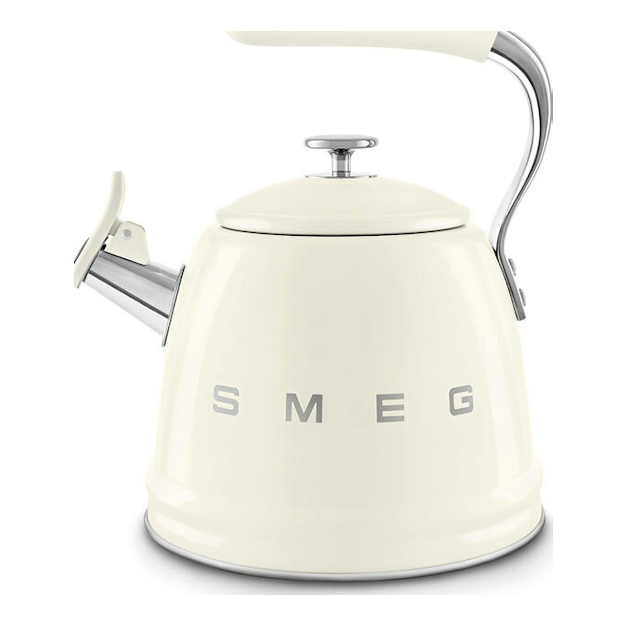 Hervidor silbante Smeg WKF01CR crema, vista frontal, con asa y pico metálicos.