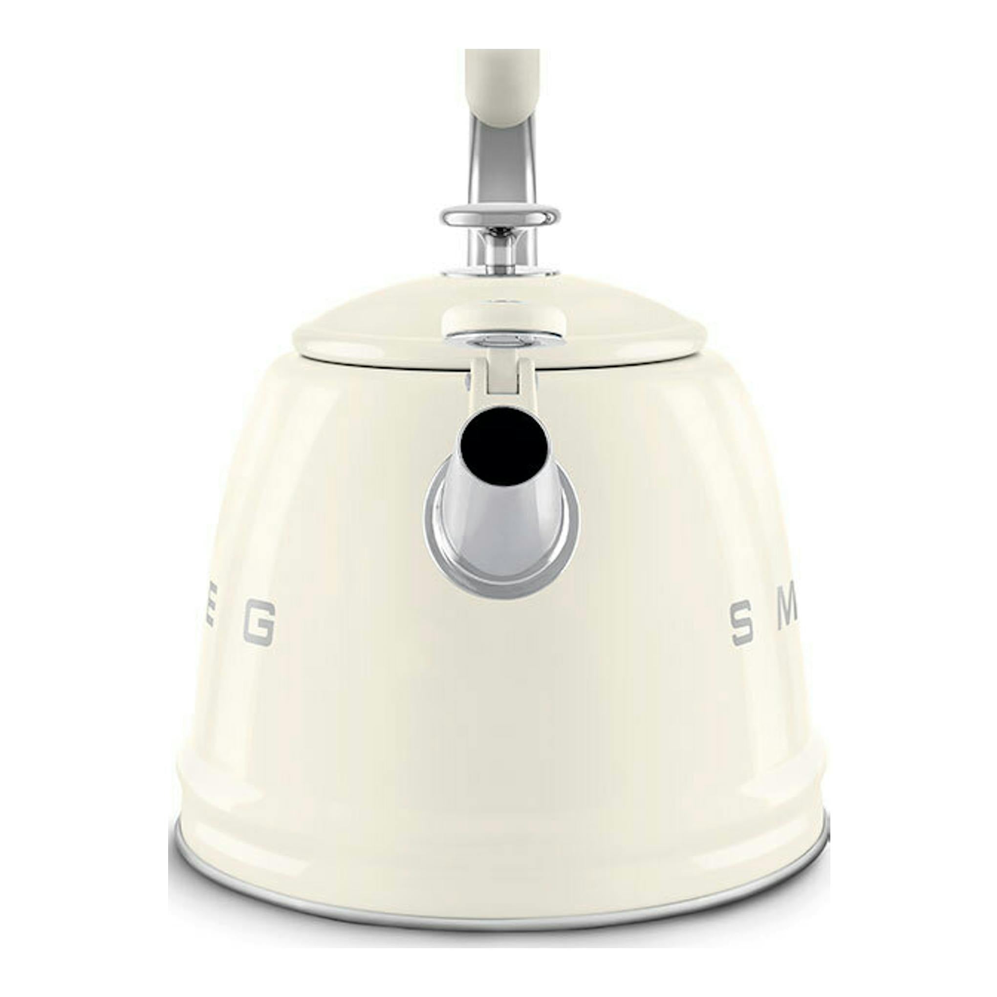 Hervidor silbante Smeg WKF01CR crema, vista frontal, con tapa y boquilla cromadas.