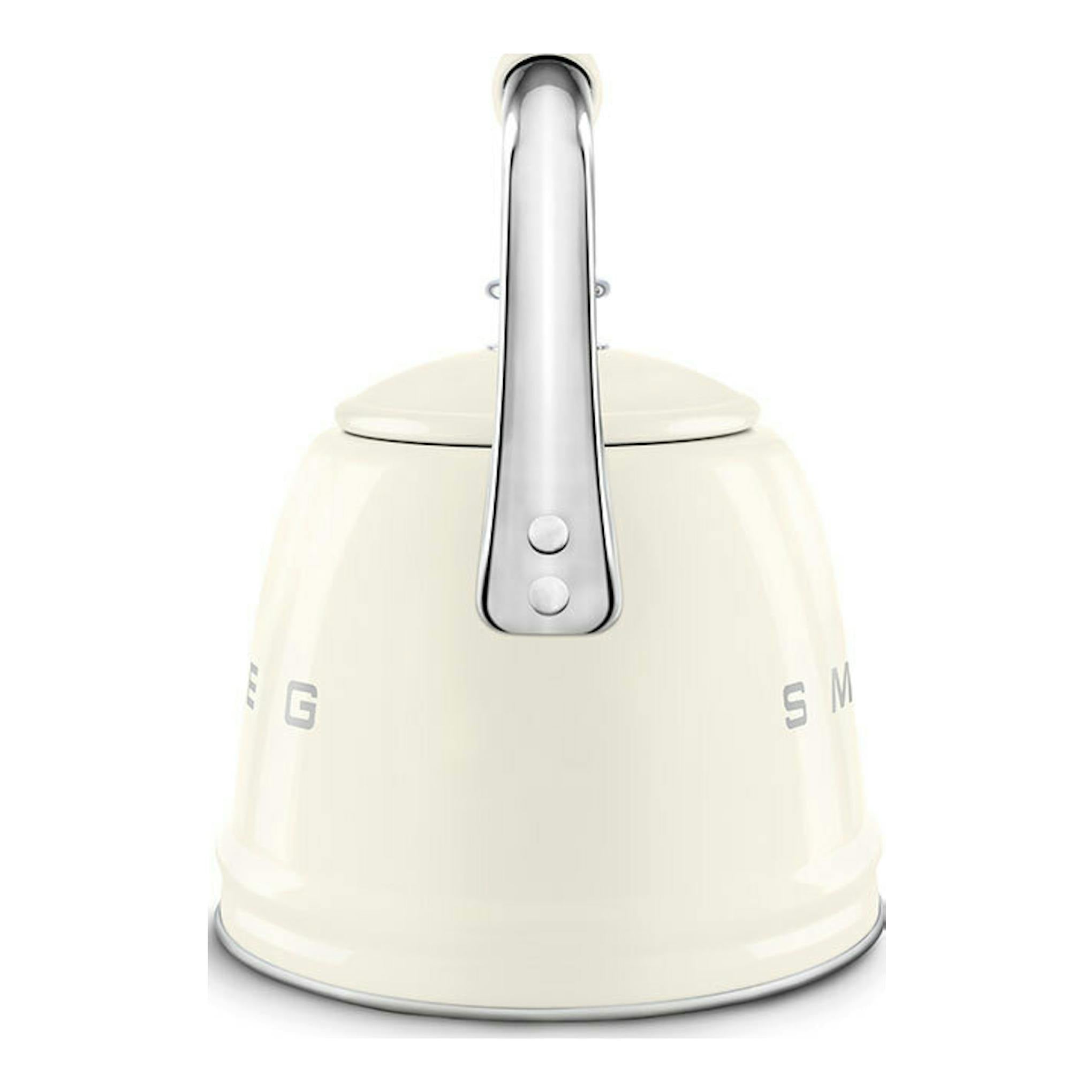 Hervidor silbante Smeg WKF01CR crema, vista frontal, cuerpo beige crema con asa y tapa cromadas.