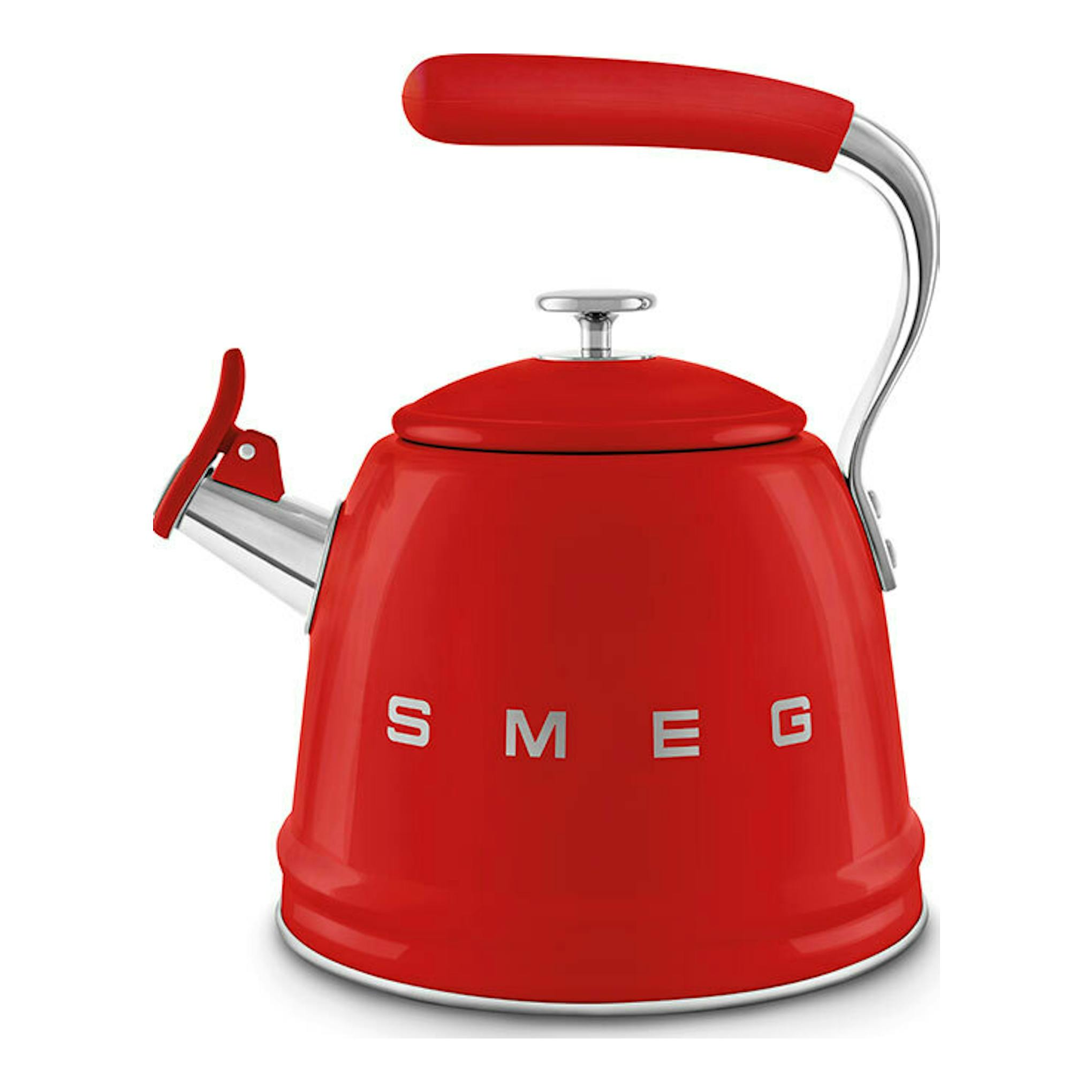 Hervidor silbante Smeg WKF01RD rojo, vista frontal, con asa y boquilla metálicas.