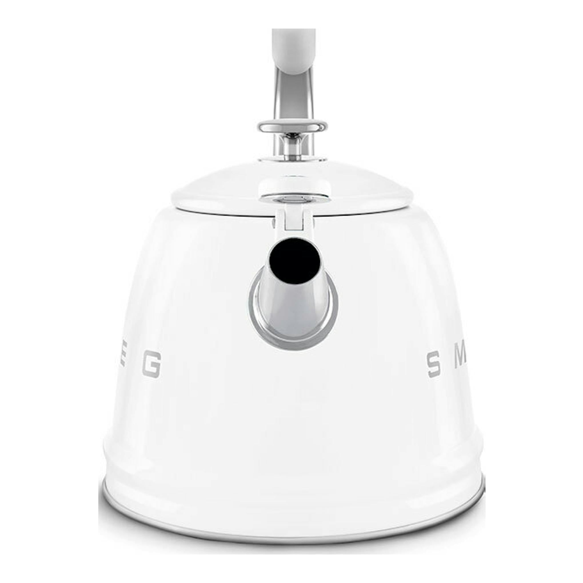 Hervidor silbante Smeg WKF01WH blanco, vista frontal, con asa y pico cromados sobre fondo blanco.