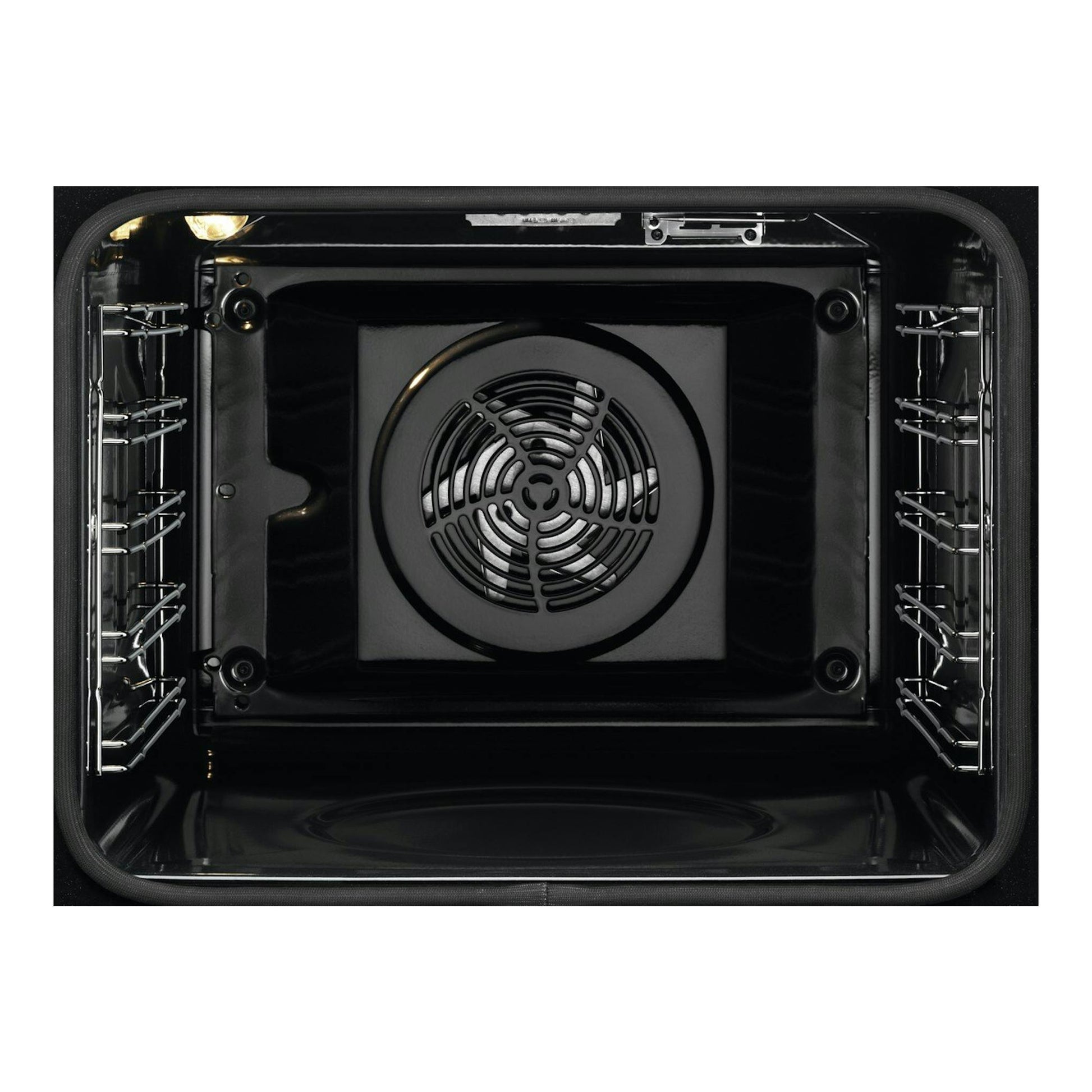 Interior de horno AEG BPE577161M en negro, vista frontal con ventilador central y guías laterales.