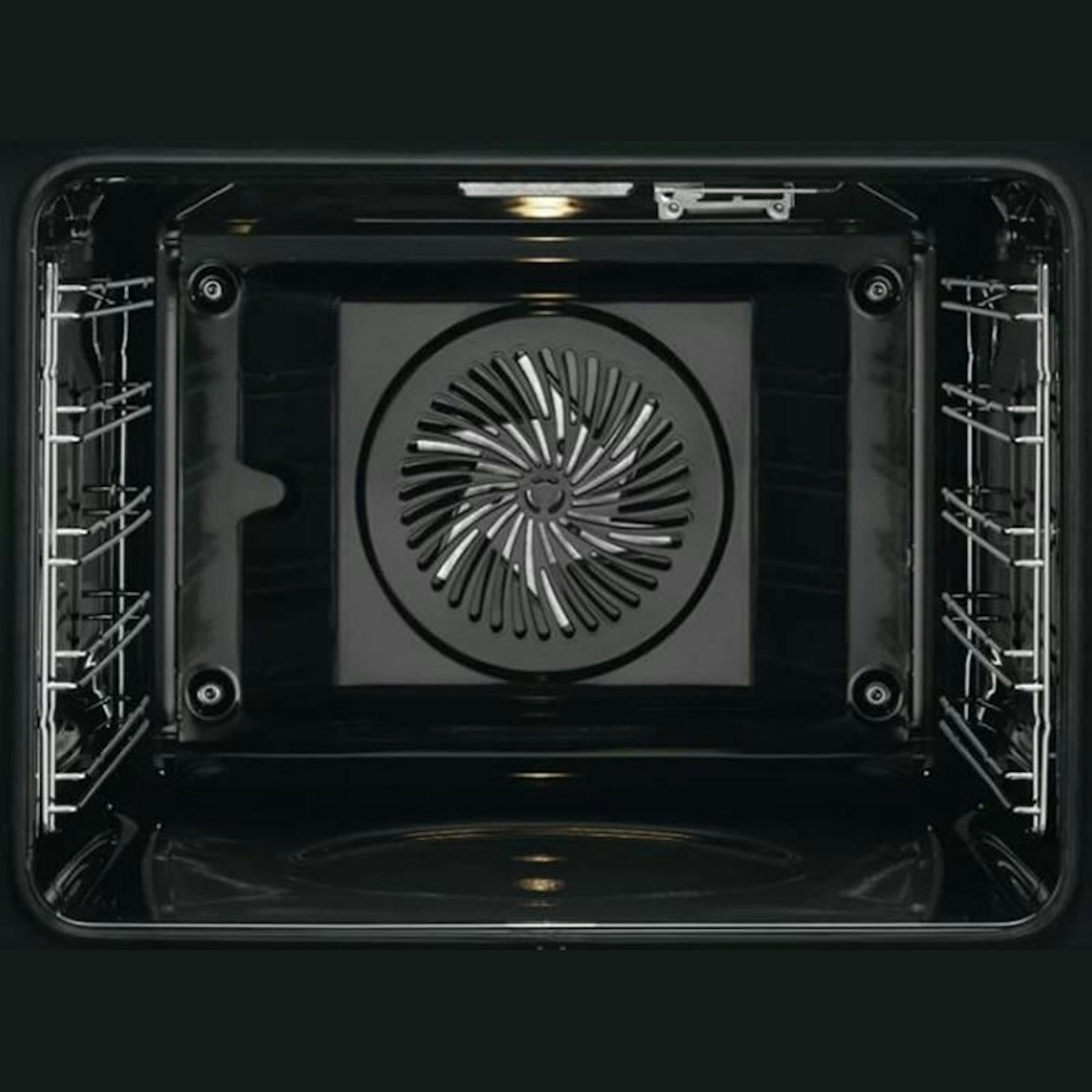 Interior del horno AEG BEK435120W con ventilador y rejillas laterales
