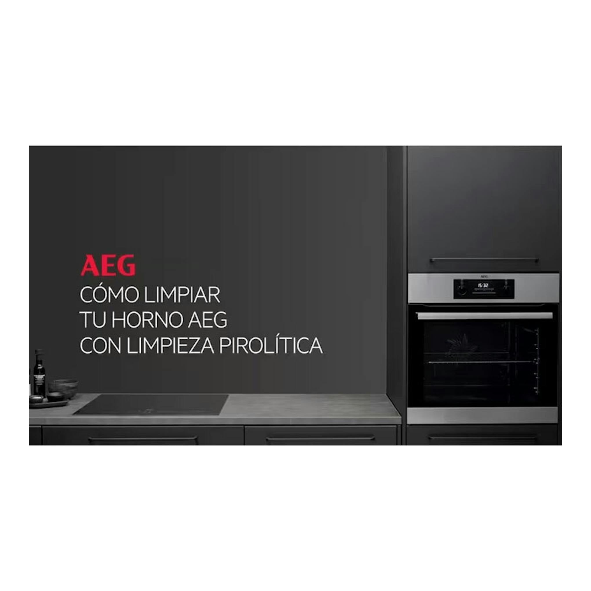 Horno empotrado AEG BSS578271M inox, vista frontal en cocina oscura, con panel y puerta de cristal.