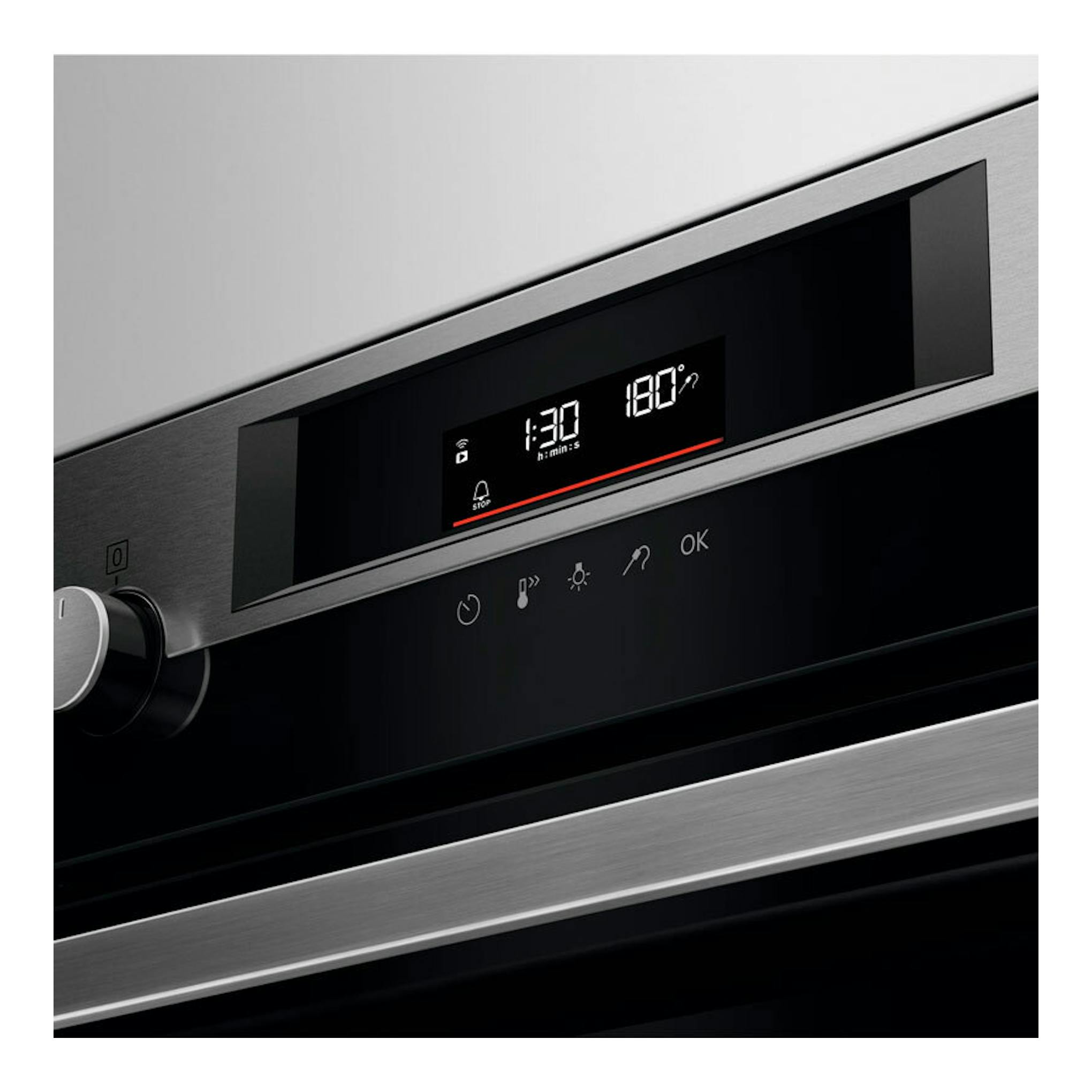 Horno AEG BSS578271M inox, primer plano del panel frontal con display digital y mando giratorio.