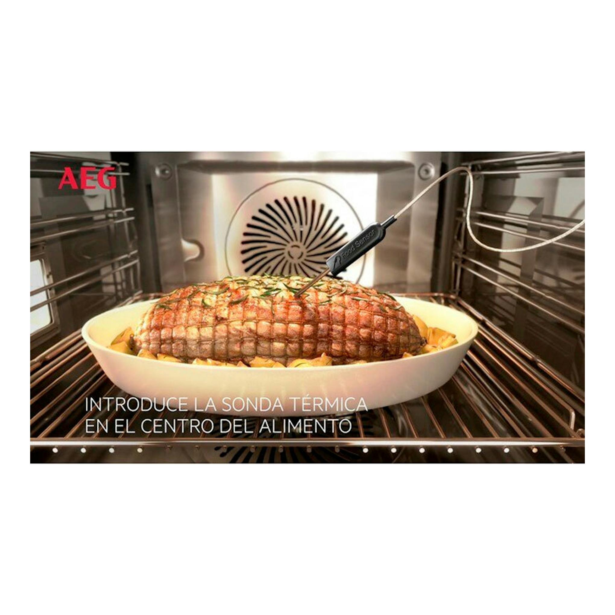 Vista frontal del interior de un horno AEG BSS578271M inox, con asado en bandeja y sonda térmica.