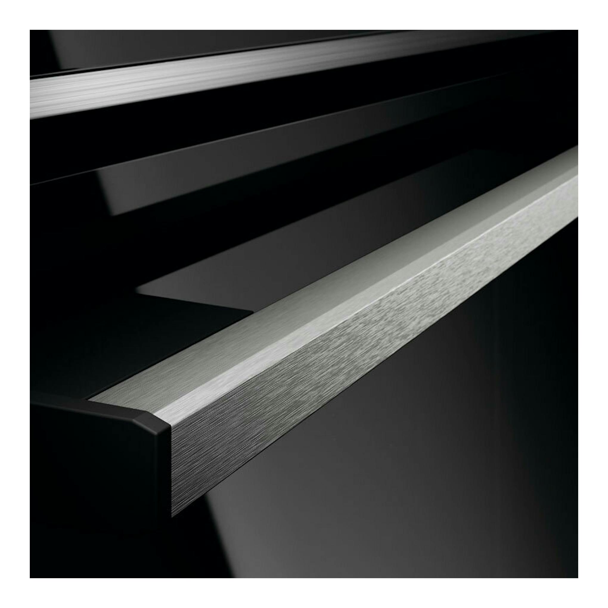 Horno AEG GS6PB51FAB negro, primer plano del tirador frontal metálico sobre puerta de cristal negra.